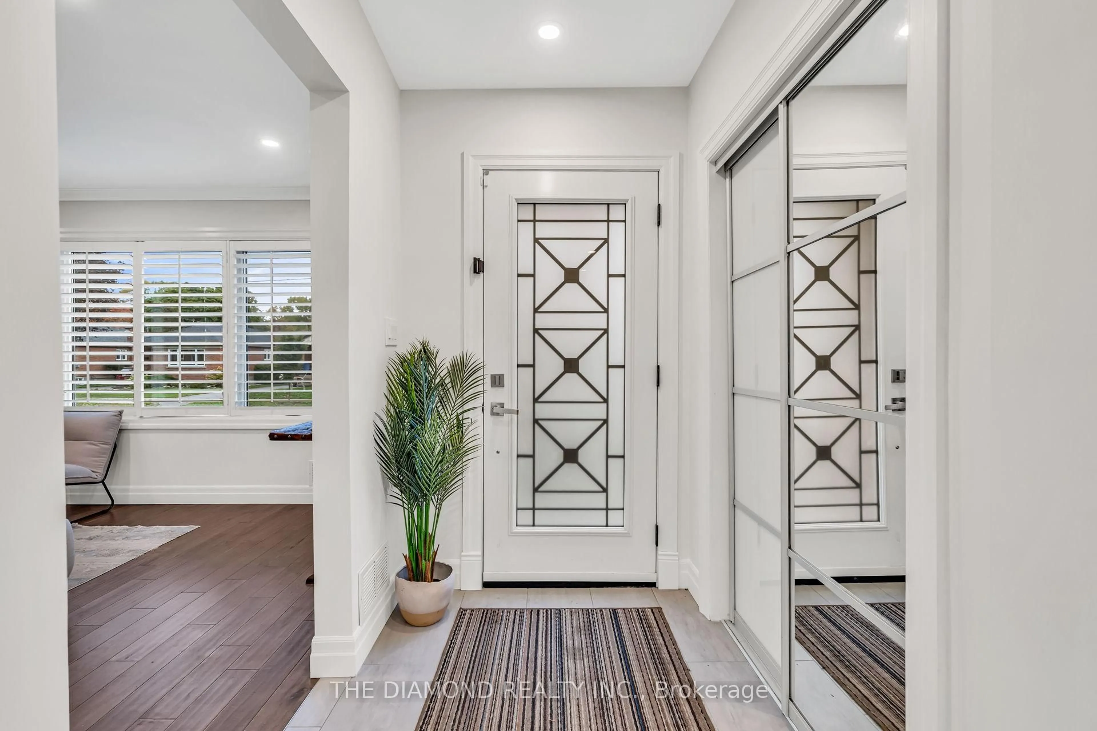 Indoor entryway for 10 Cranston Rd, Toronto Ontario M9B 3X8
