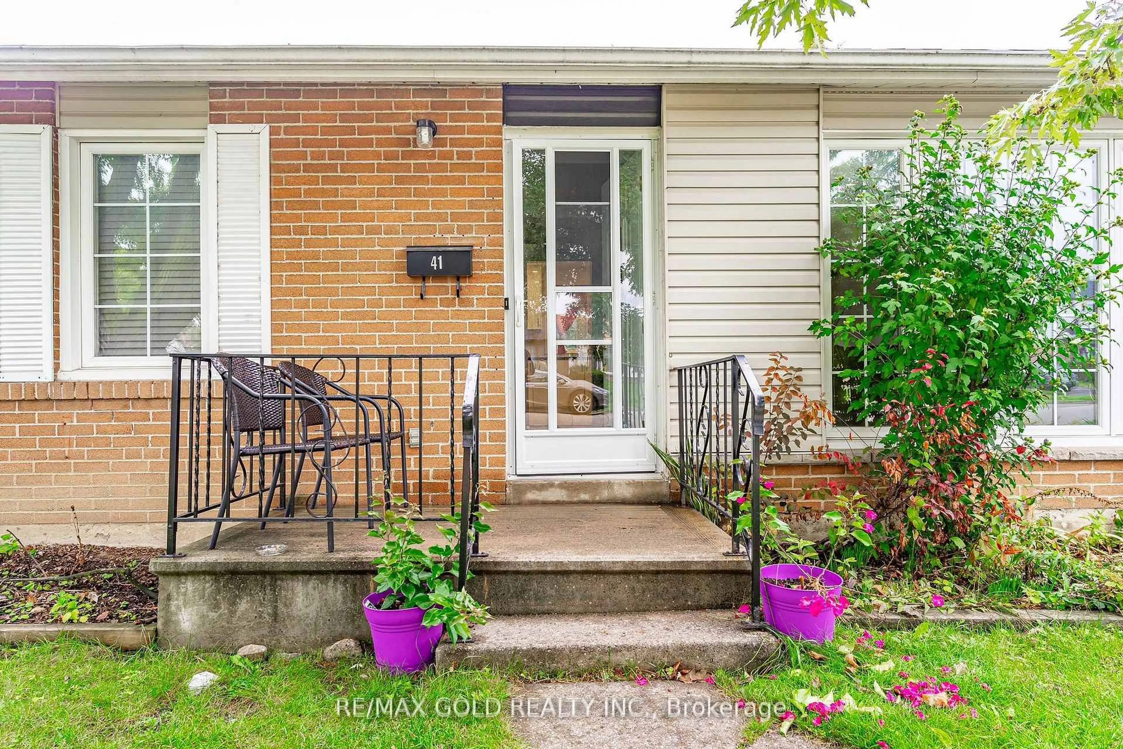 Patio, street for 41 Aberdeen Cres, Brampton Ontario L6T 2P8