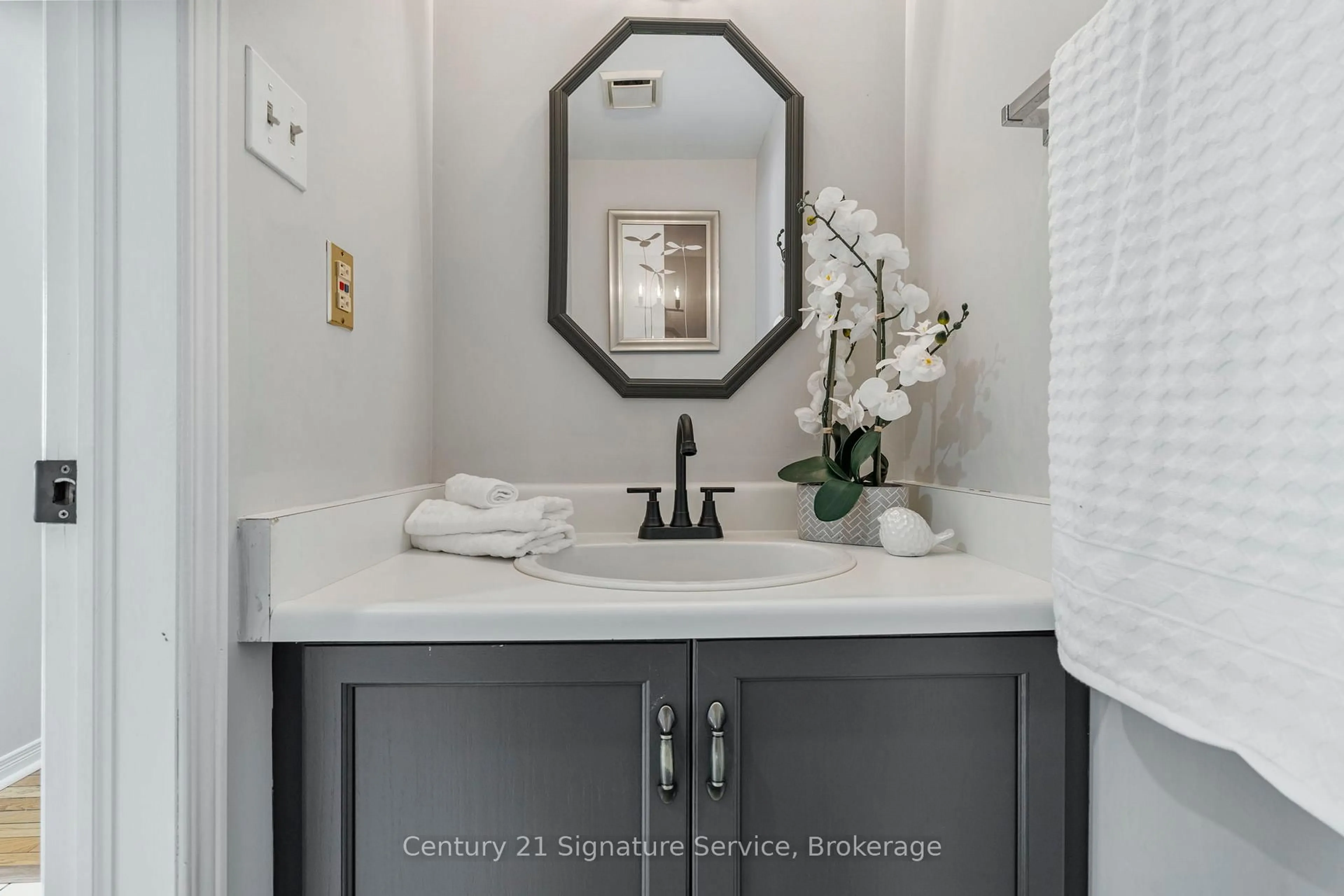 Contemporary bathroom, ceramic/tile floor for 80 Dutch Cres, Brampton Ontario L6Y 3X1