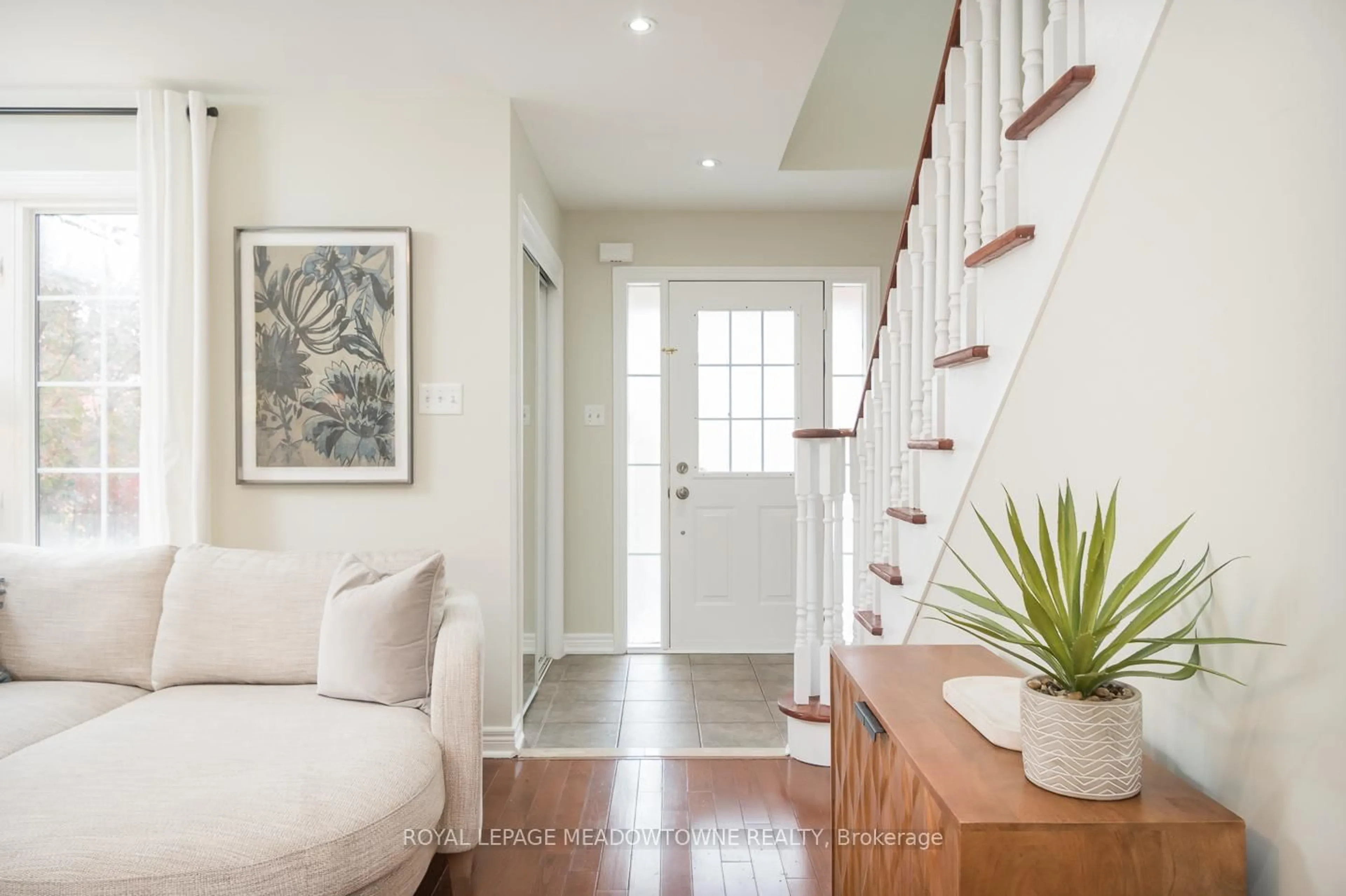 Indoor entryway for 1311 Weller Cross, Milton Ontario L9T 6K4