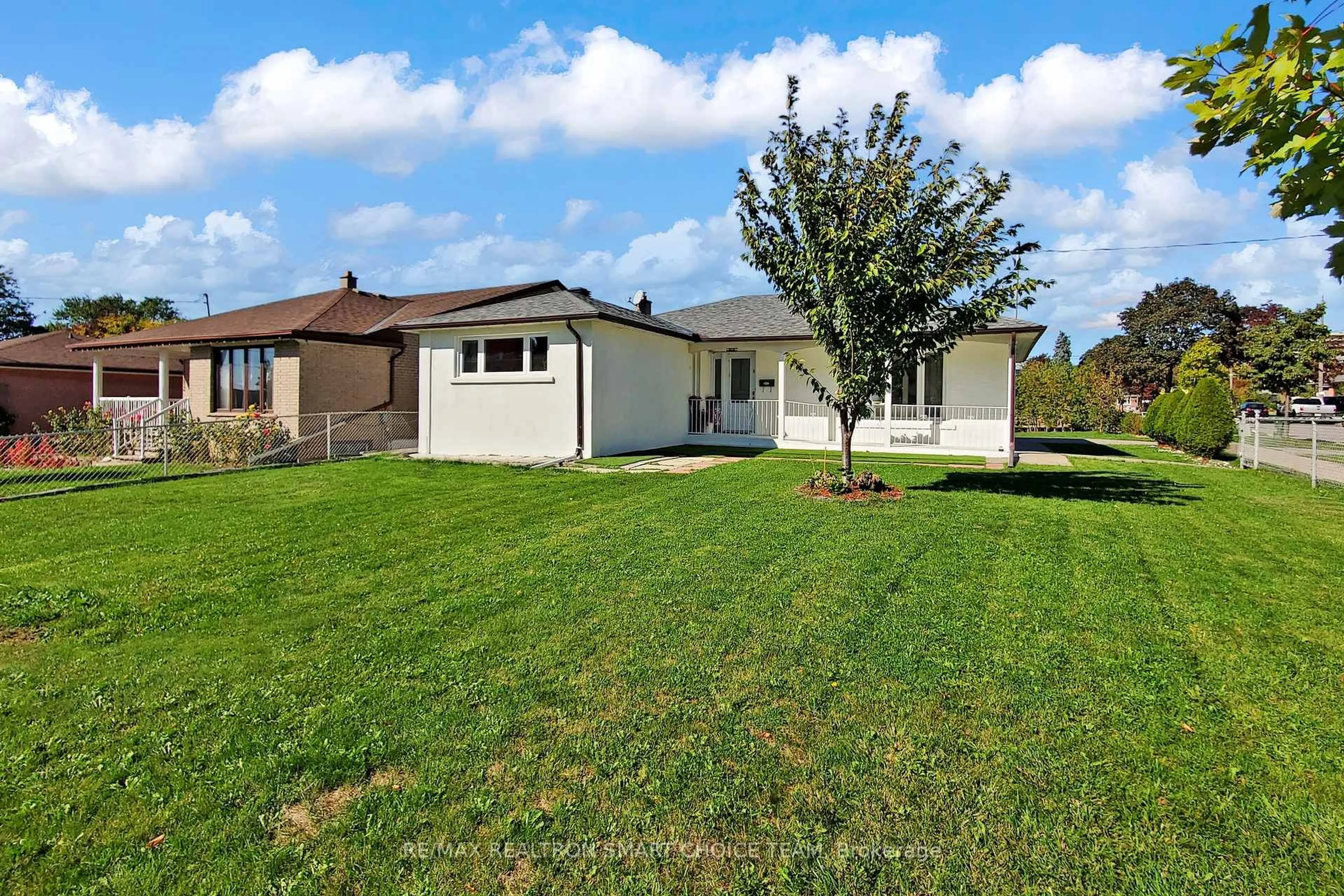 A pic from outside/outdoor area/front of a property/back of a property/a pic from drone, street for 16 Frith Rd, Toronto Ontario M3N 1G1