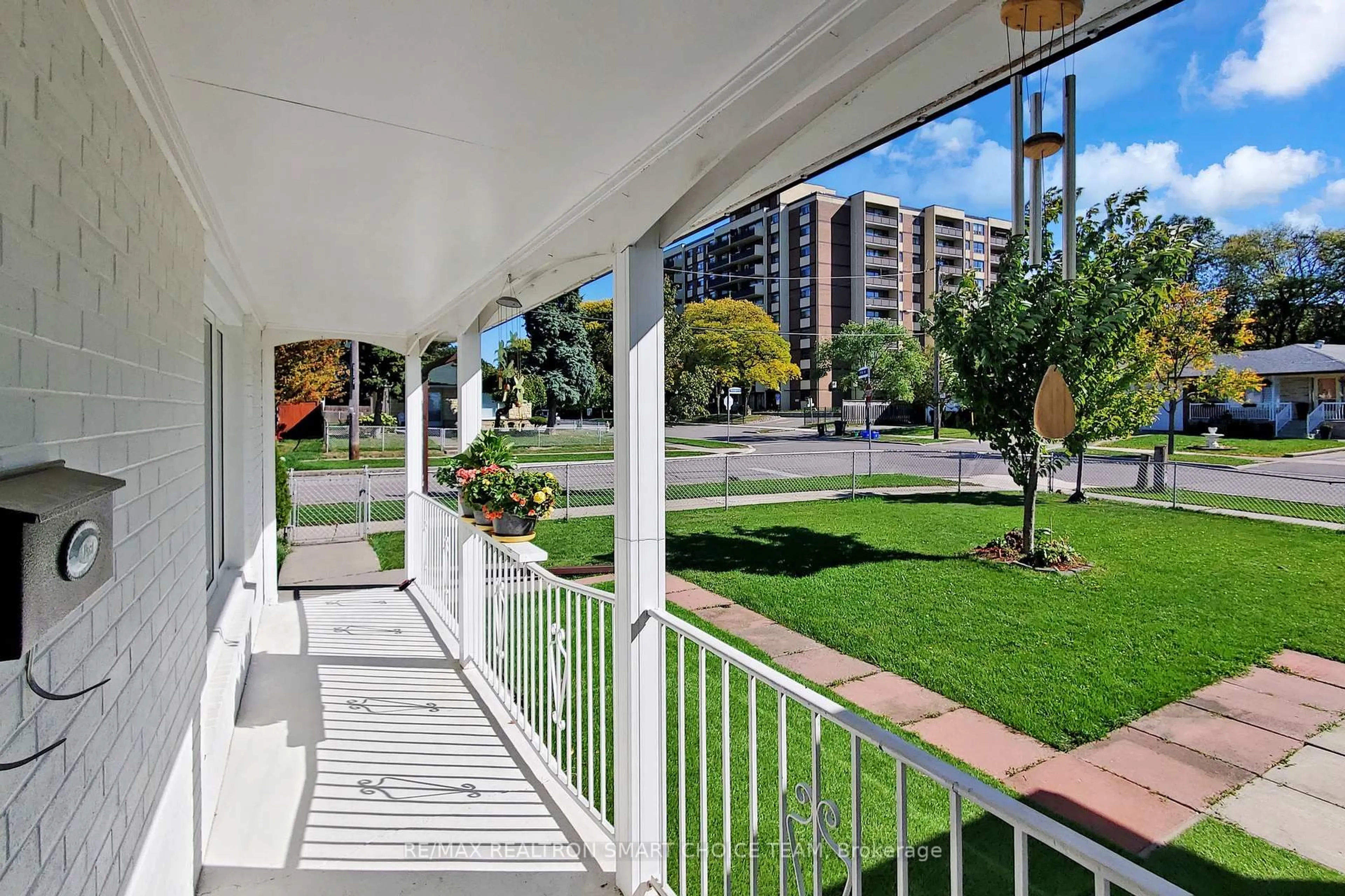 Patio, street for 16 Frith Rd, Toronto Ontario M3N 1G1