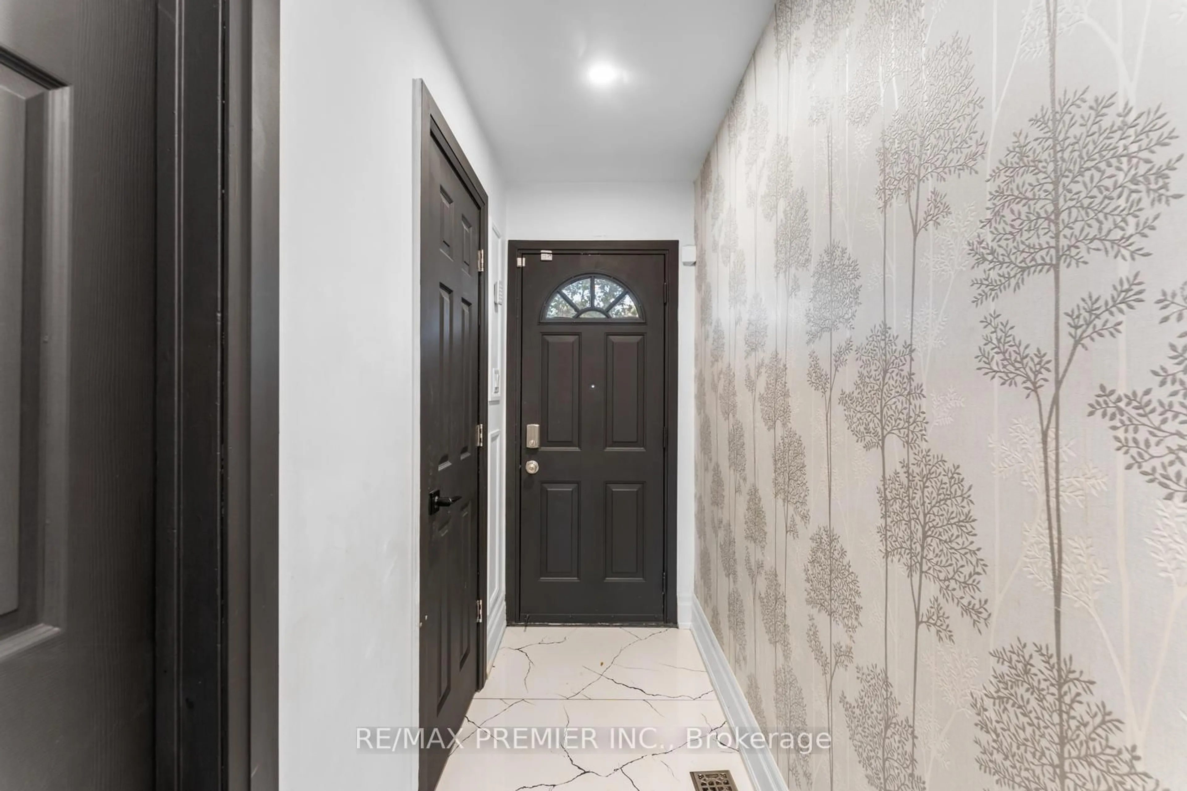 Indoor entryway for 102 Dawson Cres, Brampton Ontario L6V 3M6