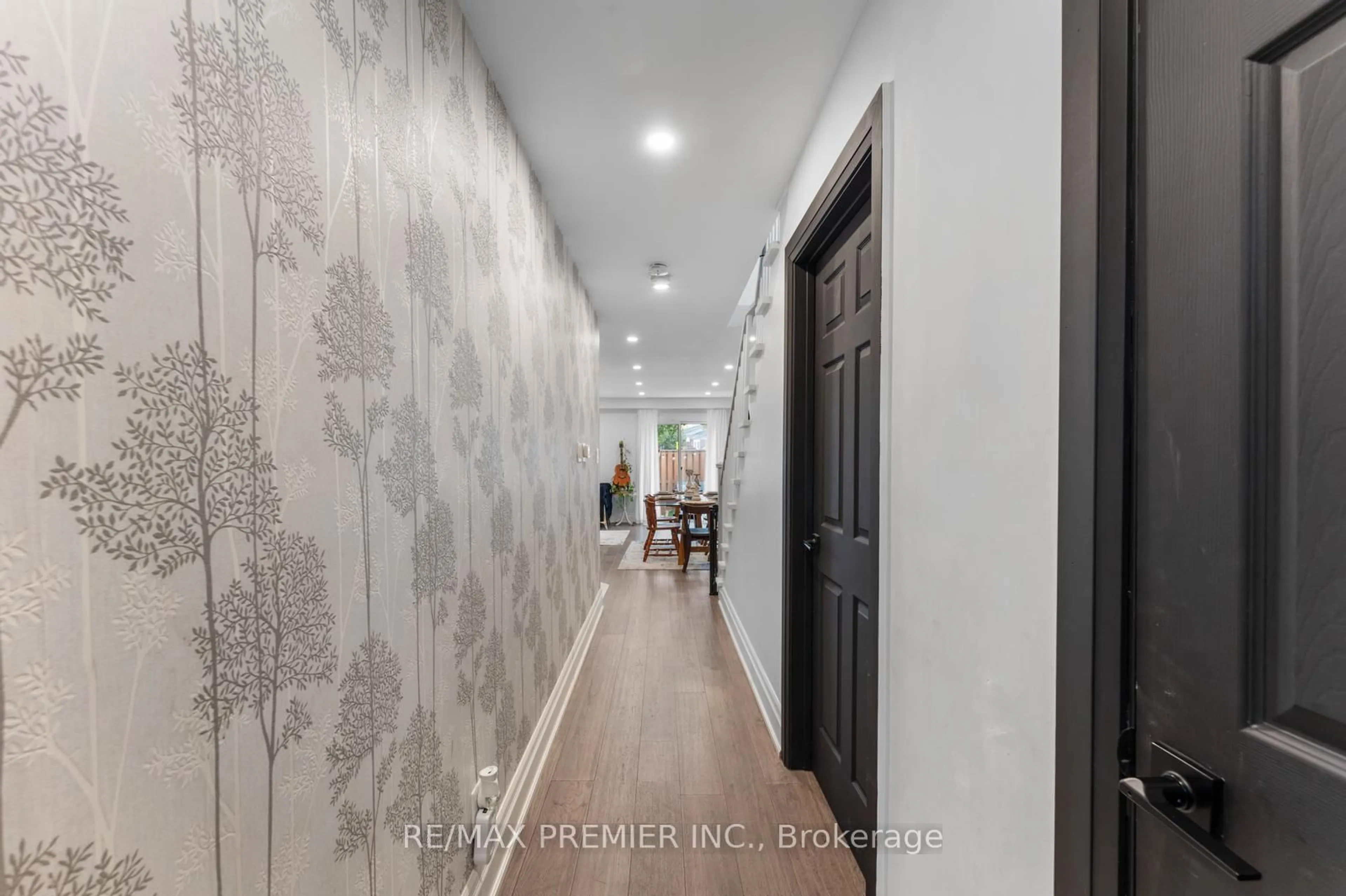 Indoor entryway for 102 Dawson Cres, Brampton Ontario L6V 3M6