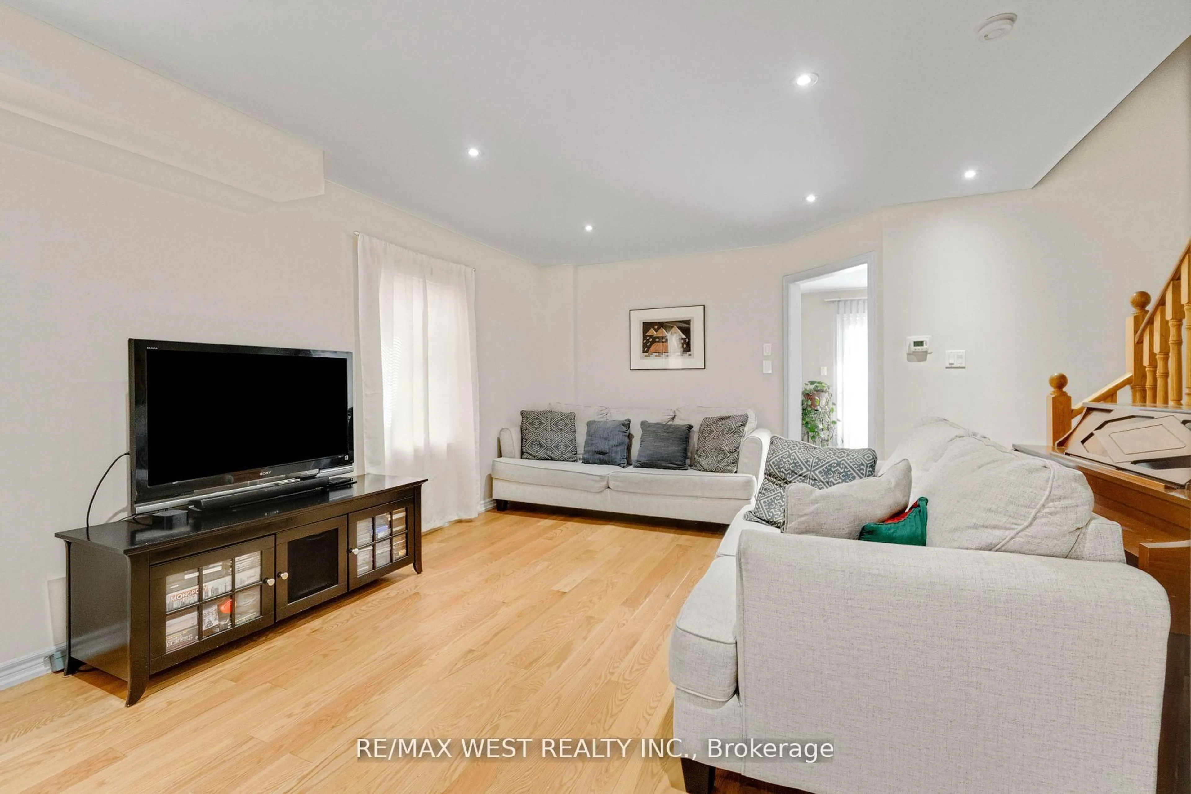 Living room with furniture, wood/laminate floor for 35 Rotunda St, Brampton Ontario L6X 5E5