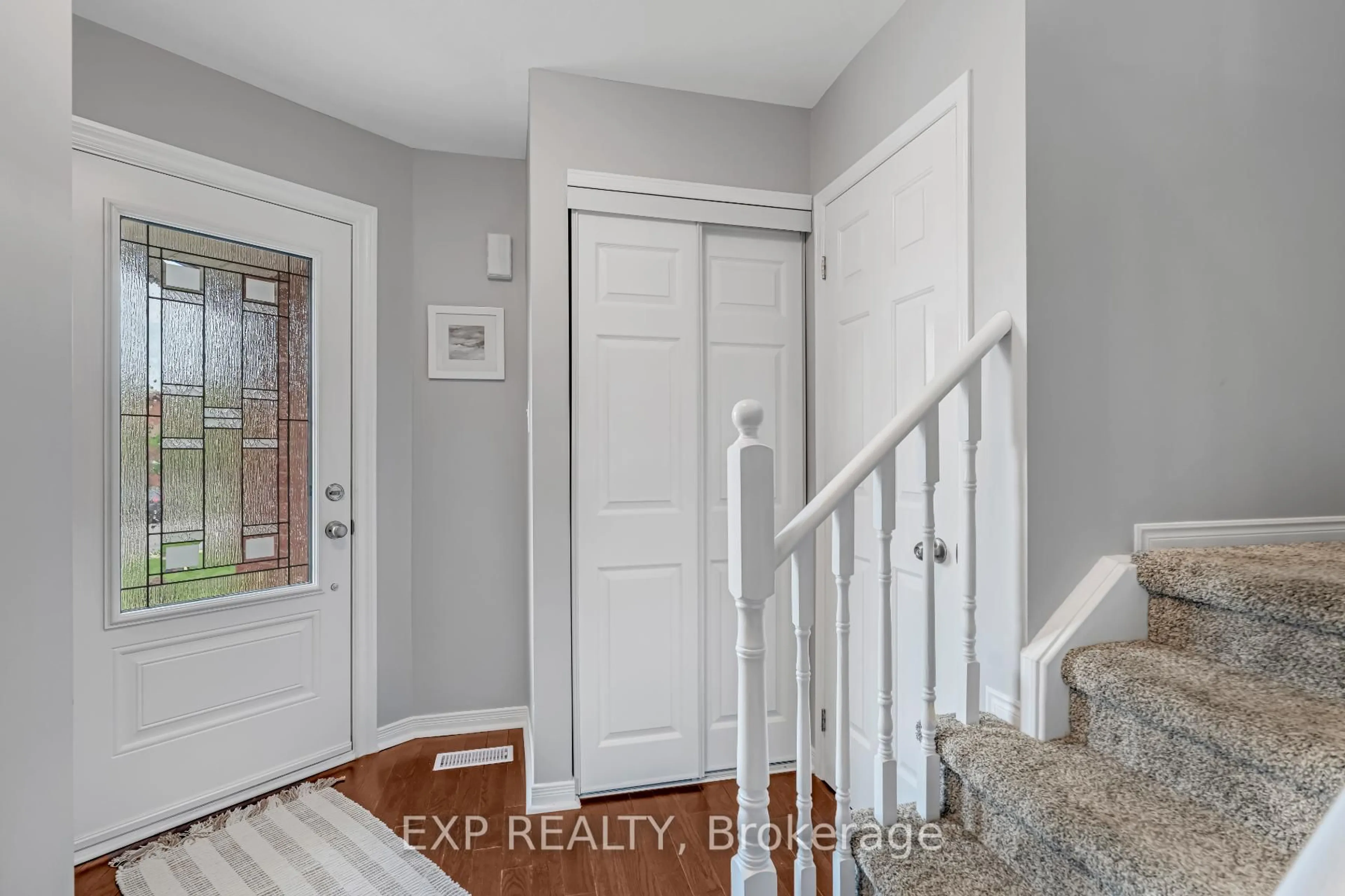 Indoor entryway for 15 Smith Dr, Halton Hills Ontario L7G 5K7