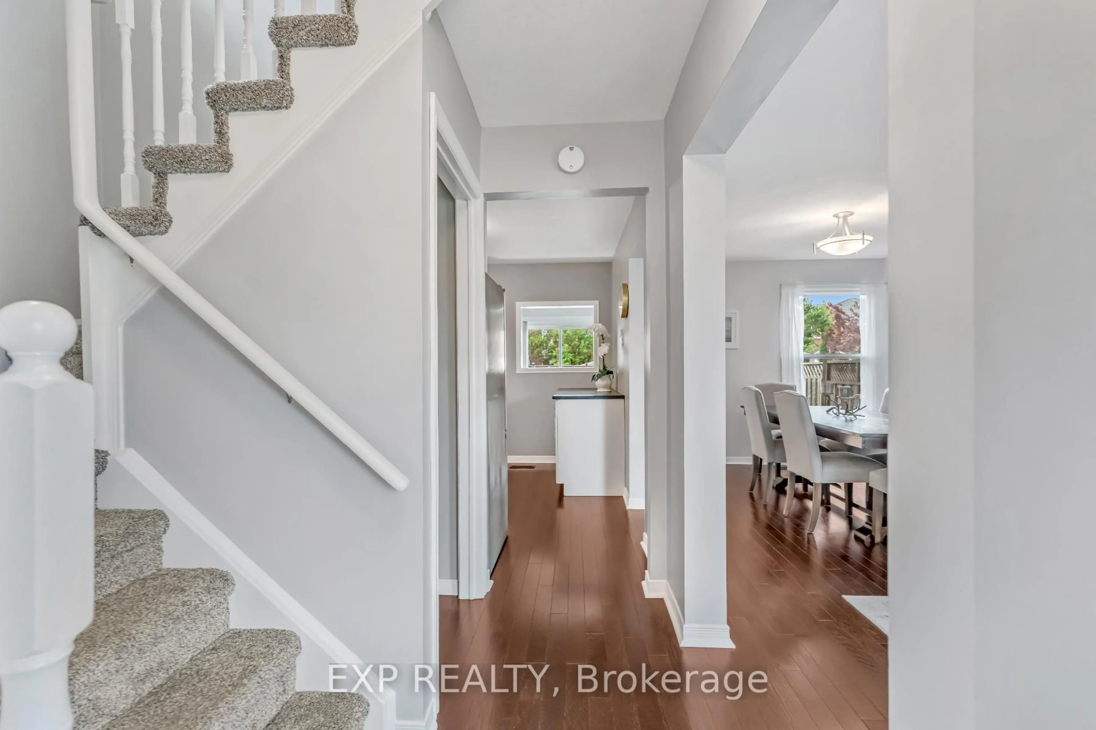 Indoor entryway for 15 Smith Dr, Halton Hills Ontario L7G 5K7