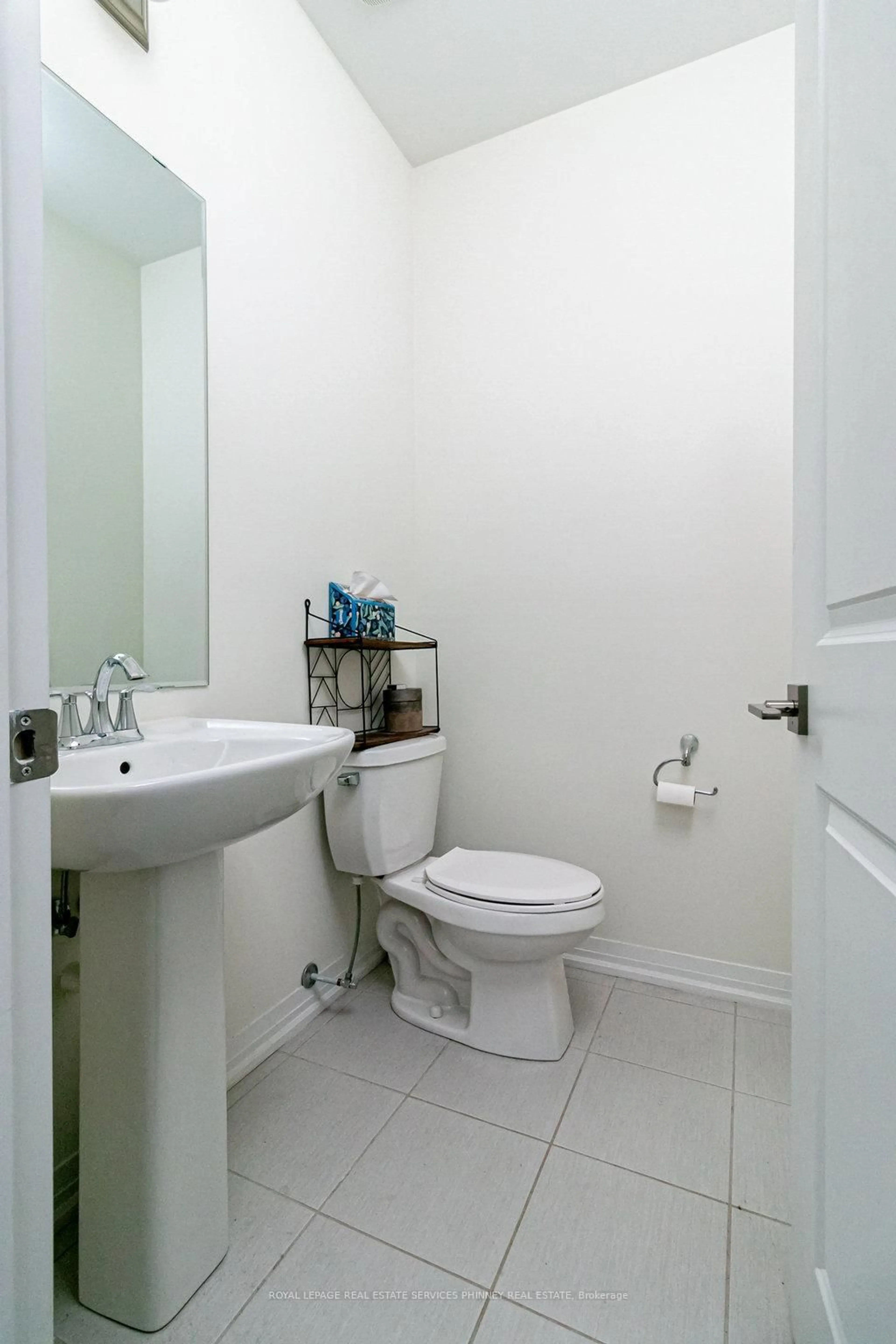 Standard bathroom, unknown for 124 Stork St, Oakville Ontario L6H 0X8