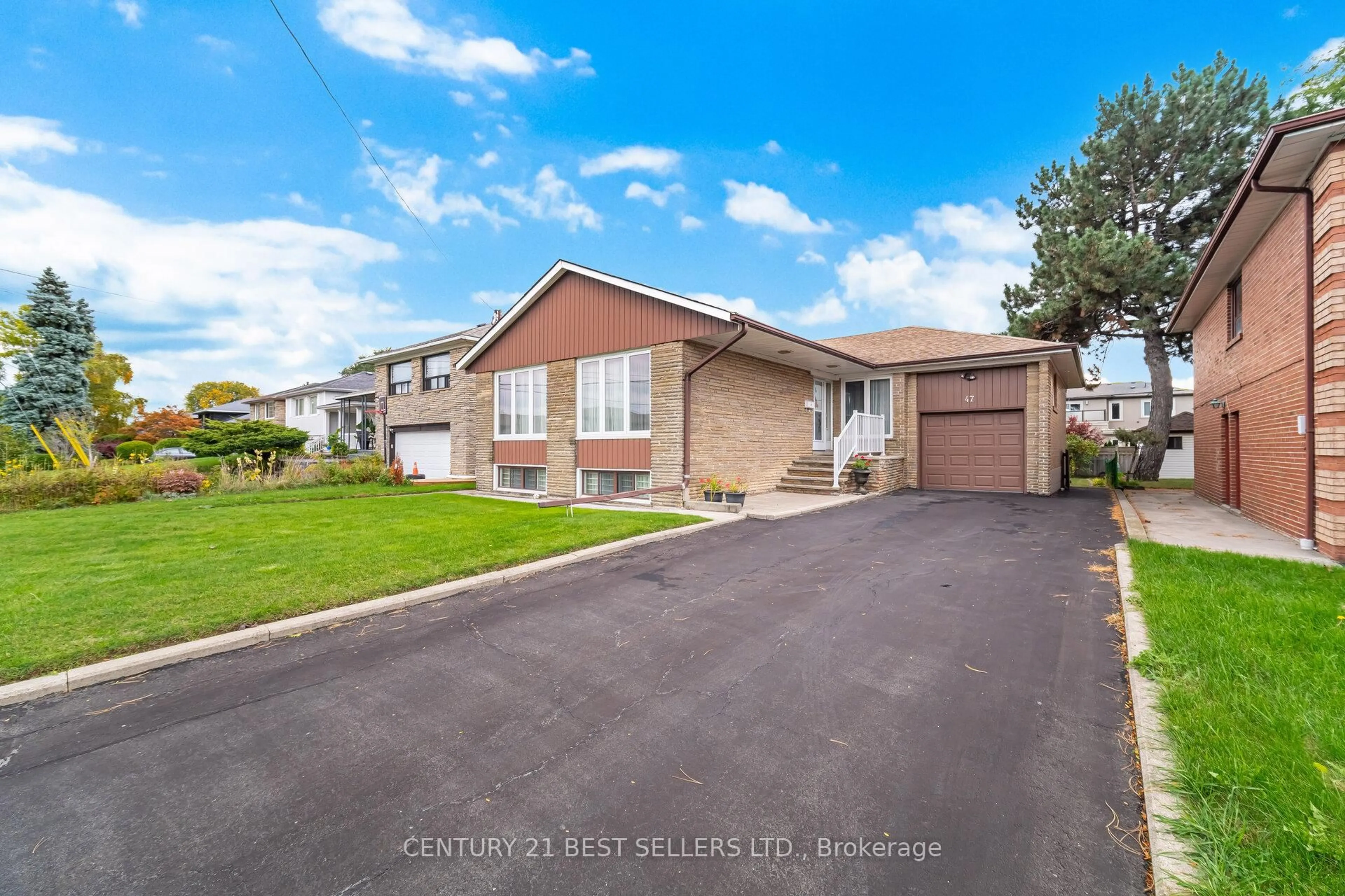 A pic from outside/outdoor area/front of a property/back of a property/a pic from drone, street for 47 Wenderly Dr, Toronto Ontario M6B 2P1