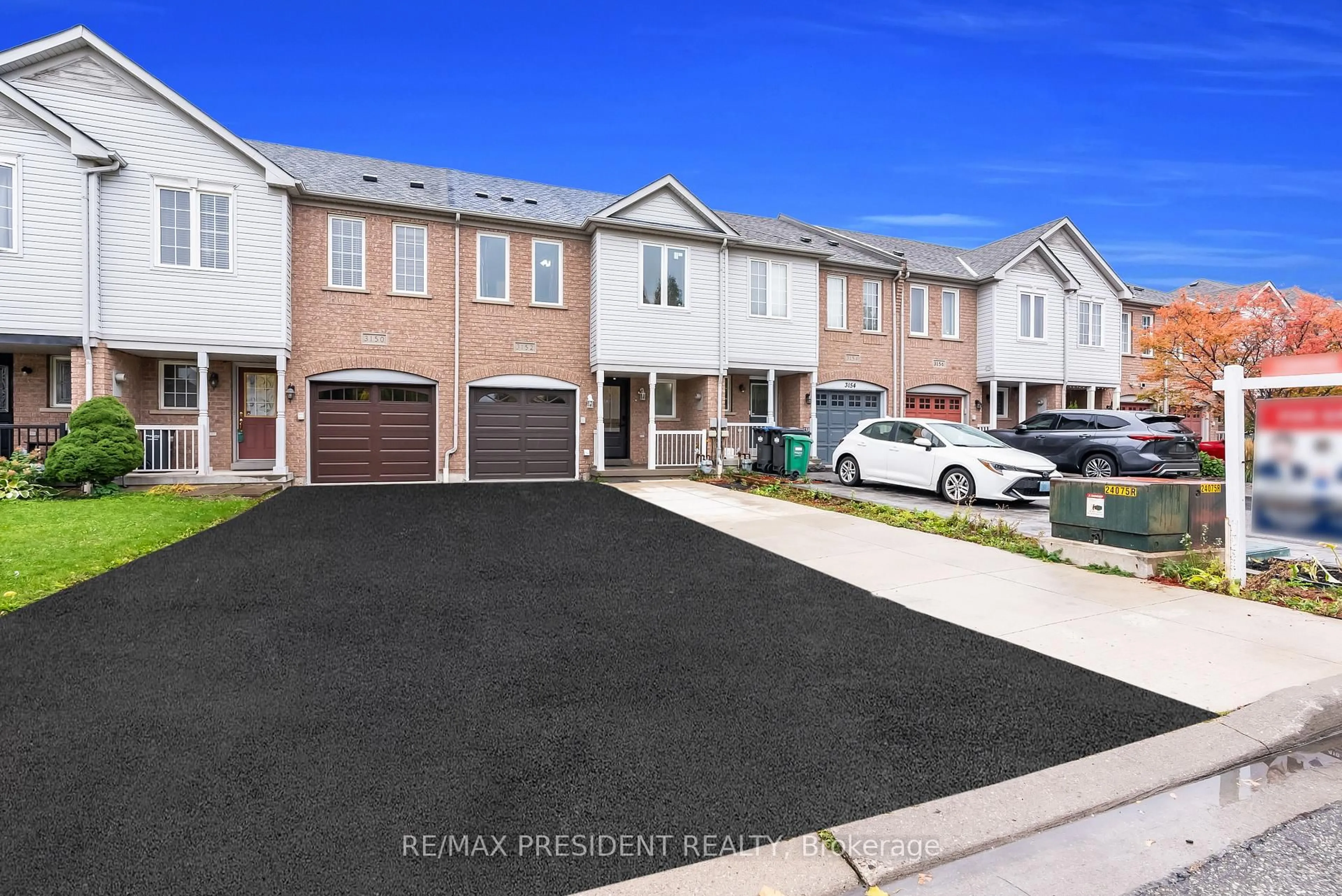 A pic from outside/outdoor area/front of a property/back of a property/a pic from drone, street for 3152 Angel Pass Dr, Mississauga Ontario L5M 7R5