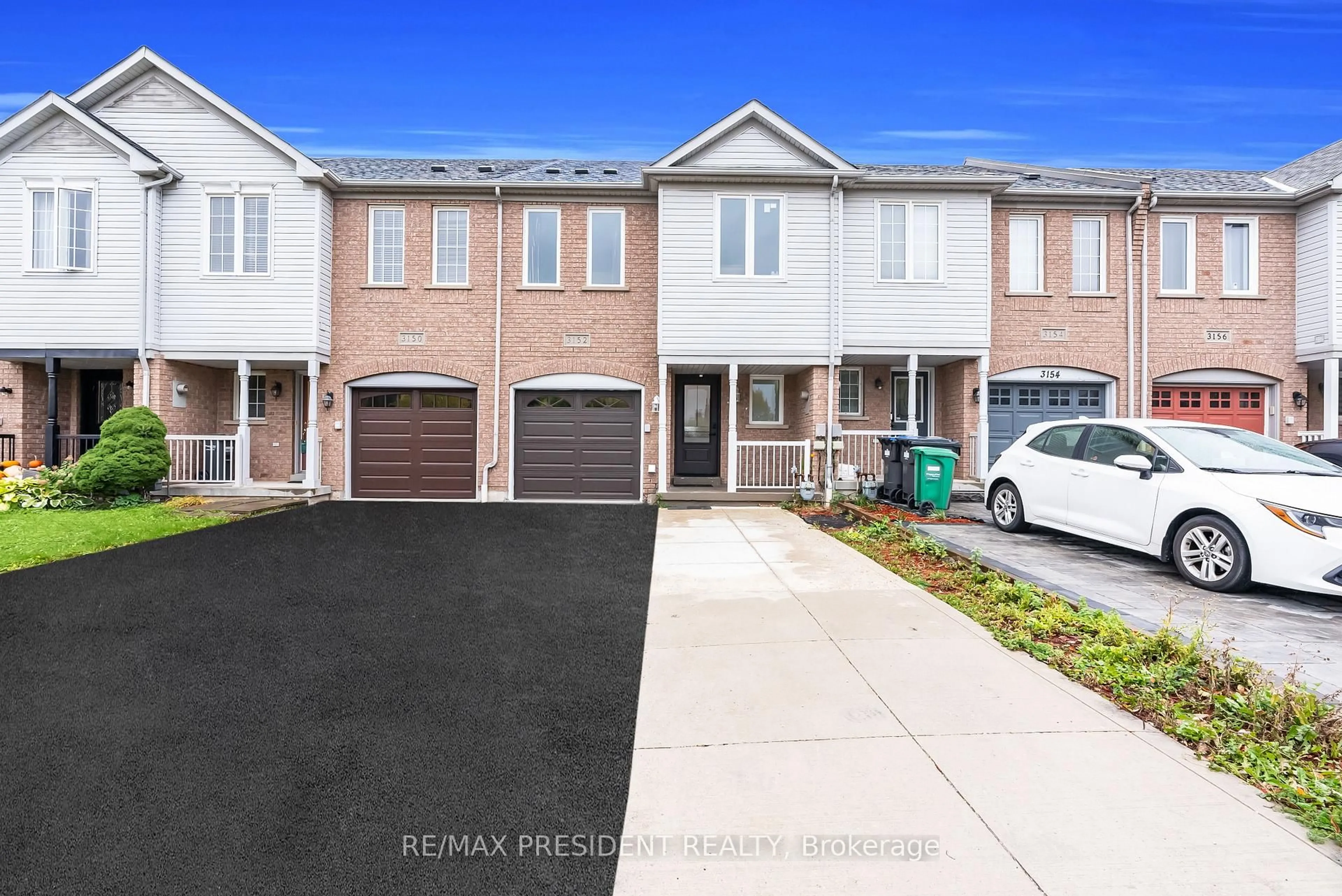 A pic from outside/outdoor area/front of a property/back of a property/a pic from drone, street for 3152 Angel Pass Dr, Mississauga Ontario L5M 7R5