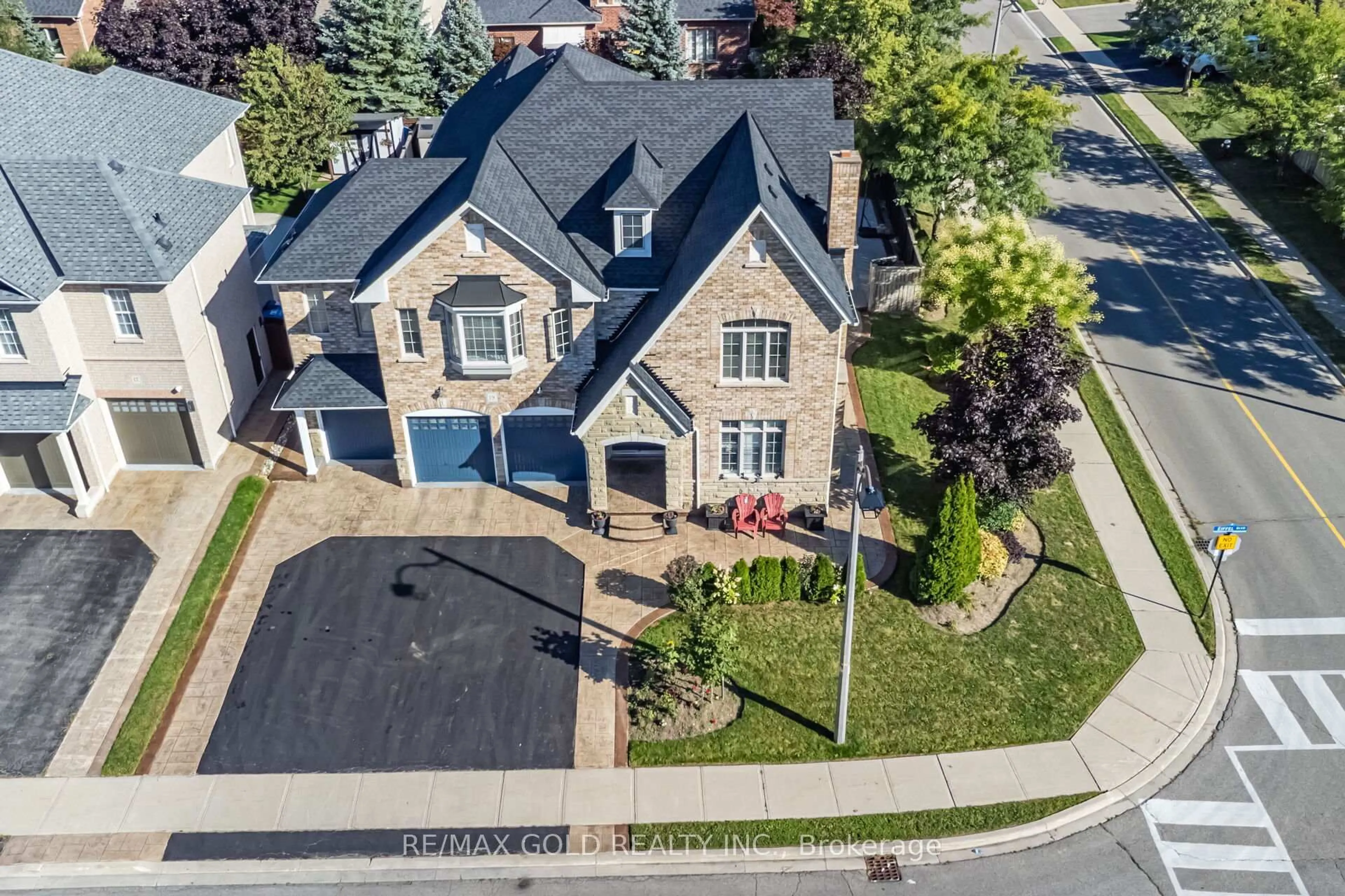 A pic from outside/outdoor area/front of a property/back of a property/a pic from drone, street for 19 Eiffel Blvd, Brampton Ontario L6P 1W2