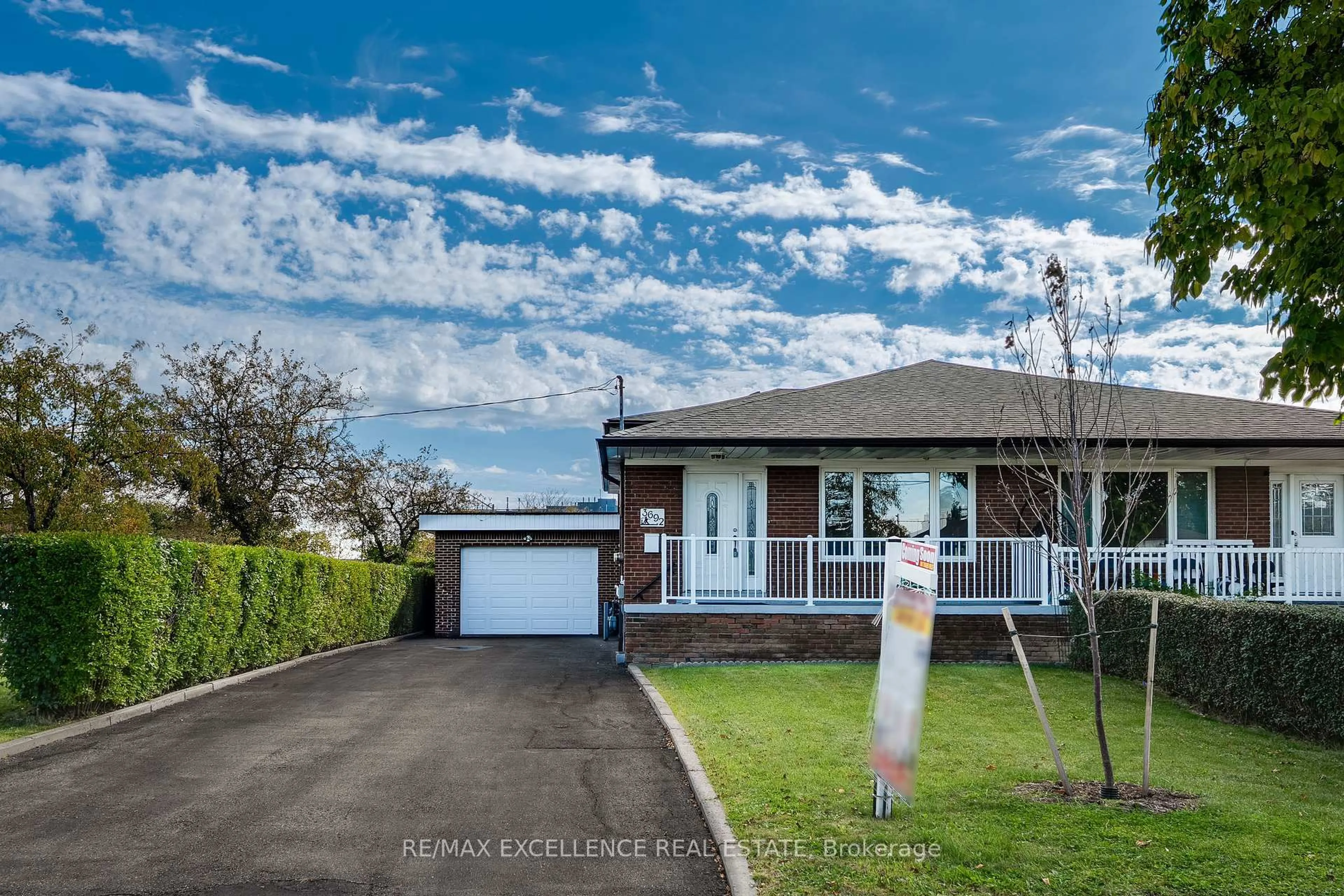 A pic from outside/outdoor area/front of a property/back of a property/a pic from drone, street for 3692 Crabtree Cres, Mississauga Ontario L4T 1S6