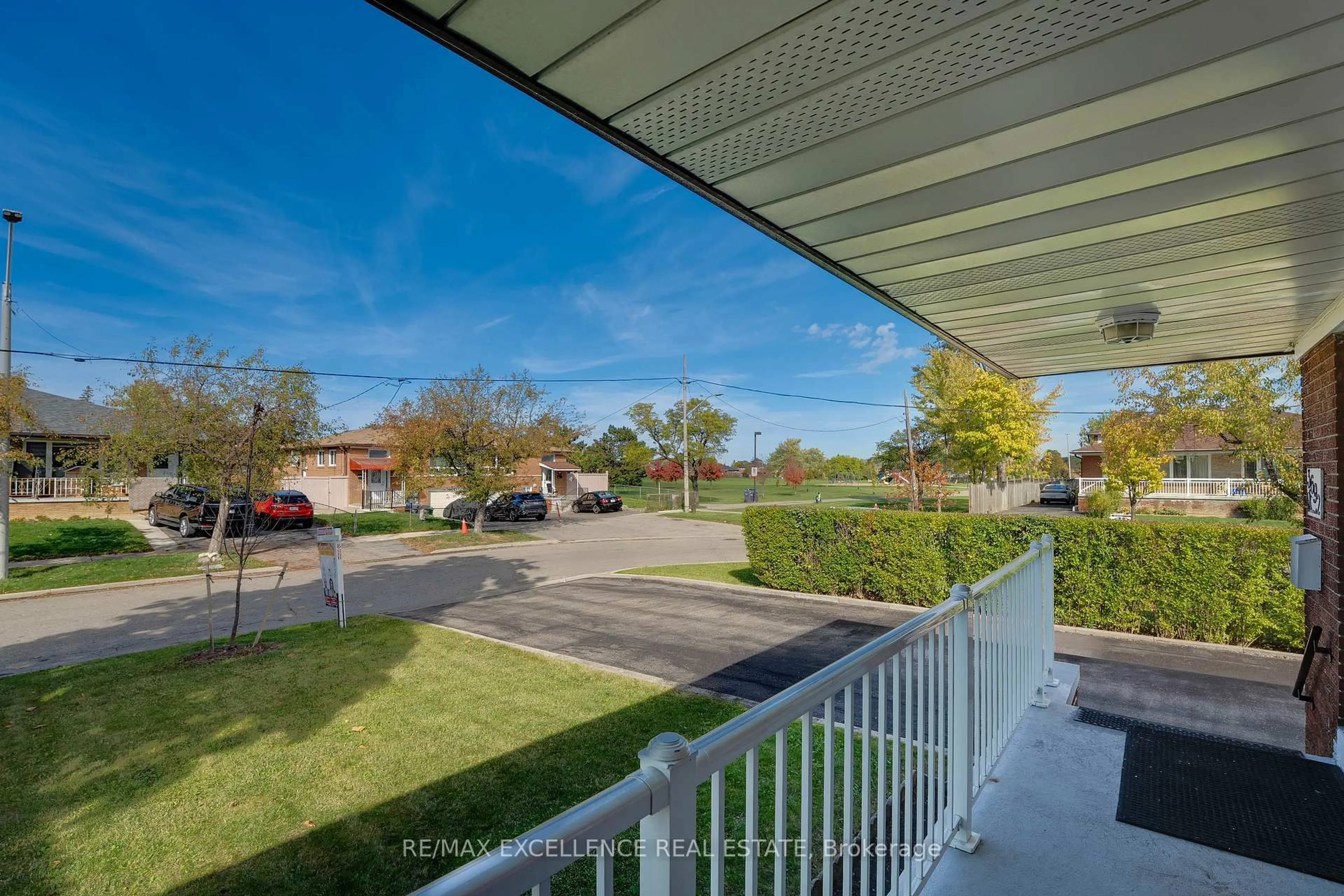 A pic from outside/outdoor area/front of a property/back of a property/a pic from drone, unknown for 3692 Crabtree Cres, Mississauga Ontario L4T 1S6