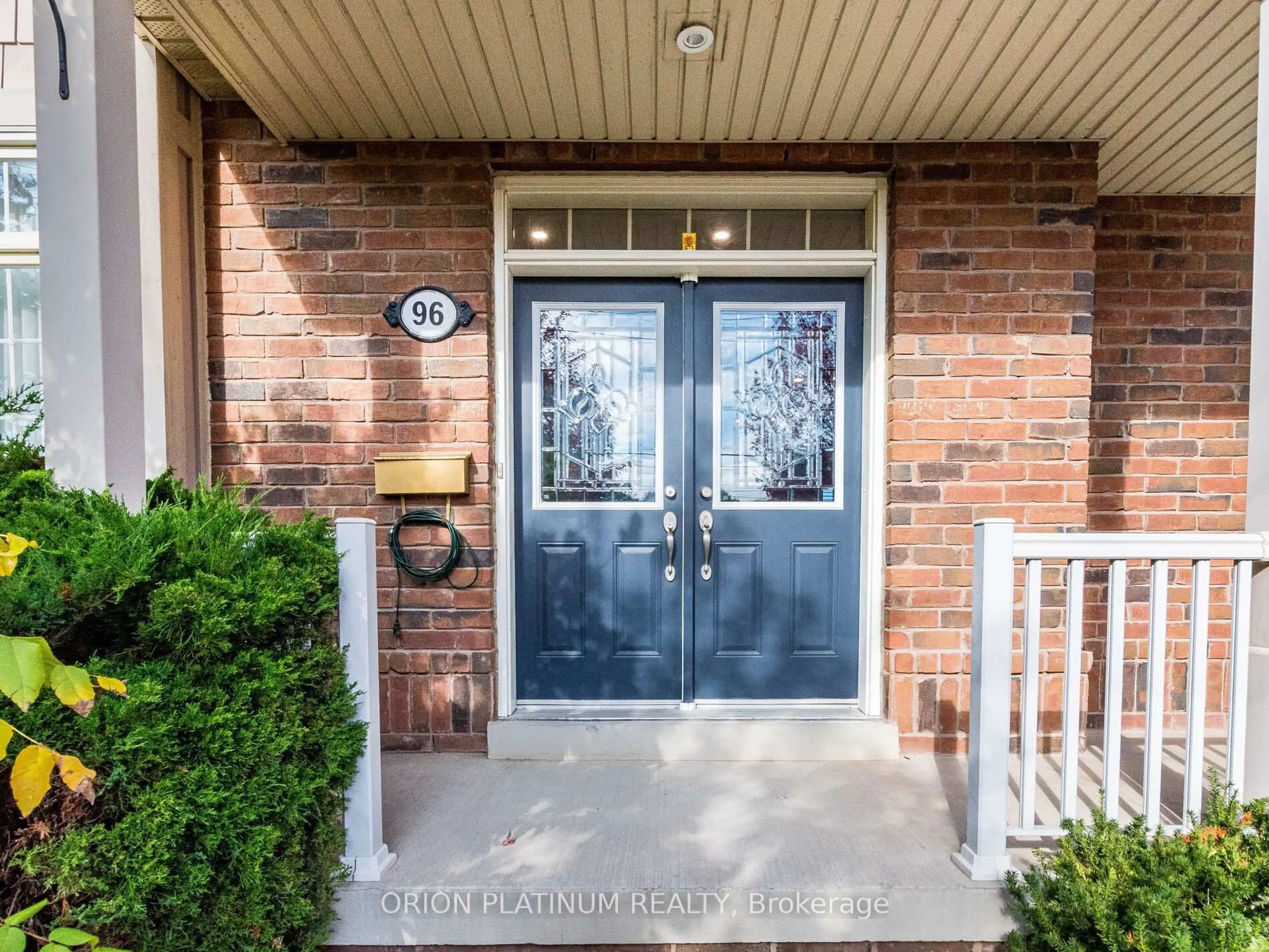 Indoor entryway for 96 Thomas St, Mississauga Ontario L5M 1Y8