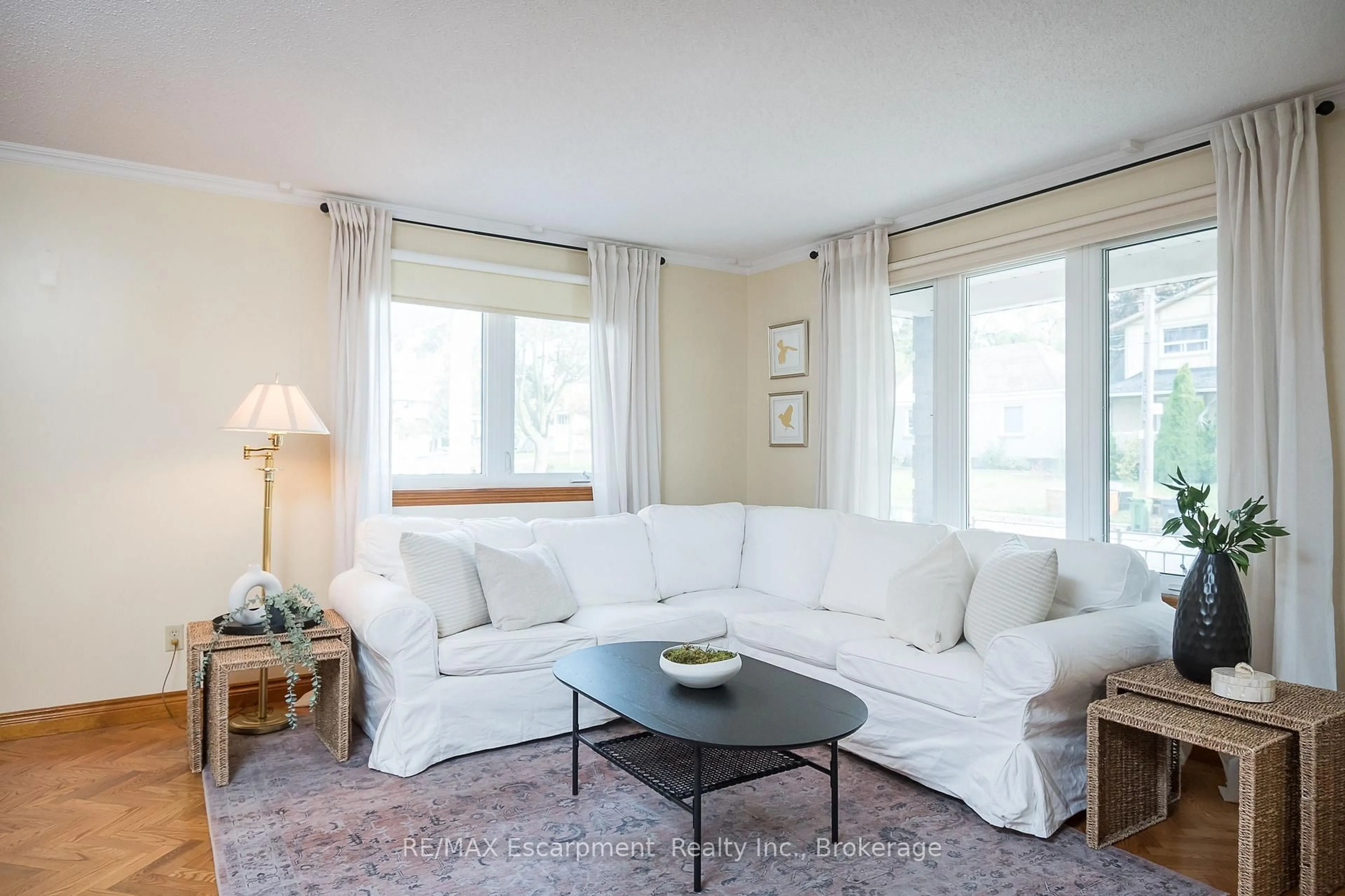 Living room with furniture, unknown for 44 Ridge Rd, Toronto Ontario M3M 1C7