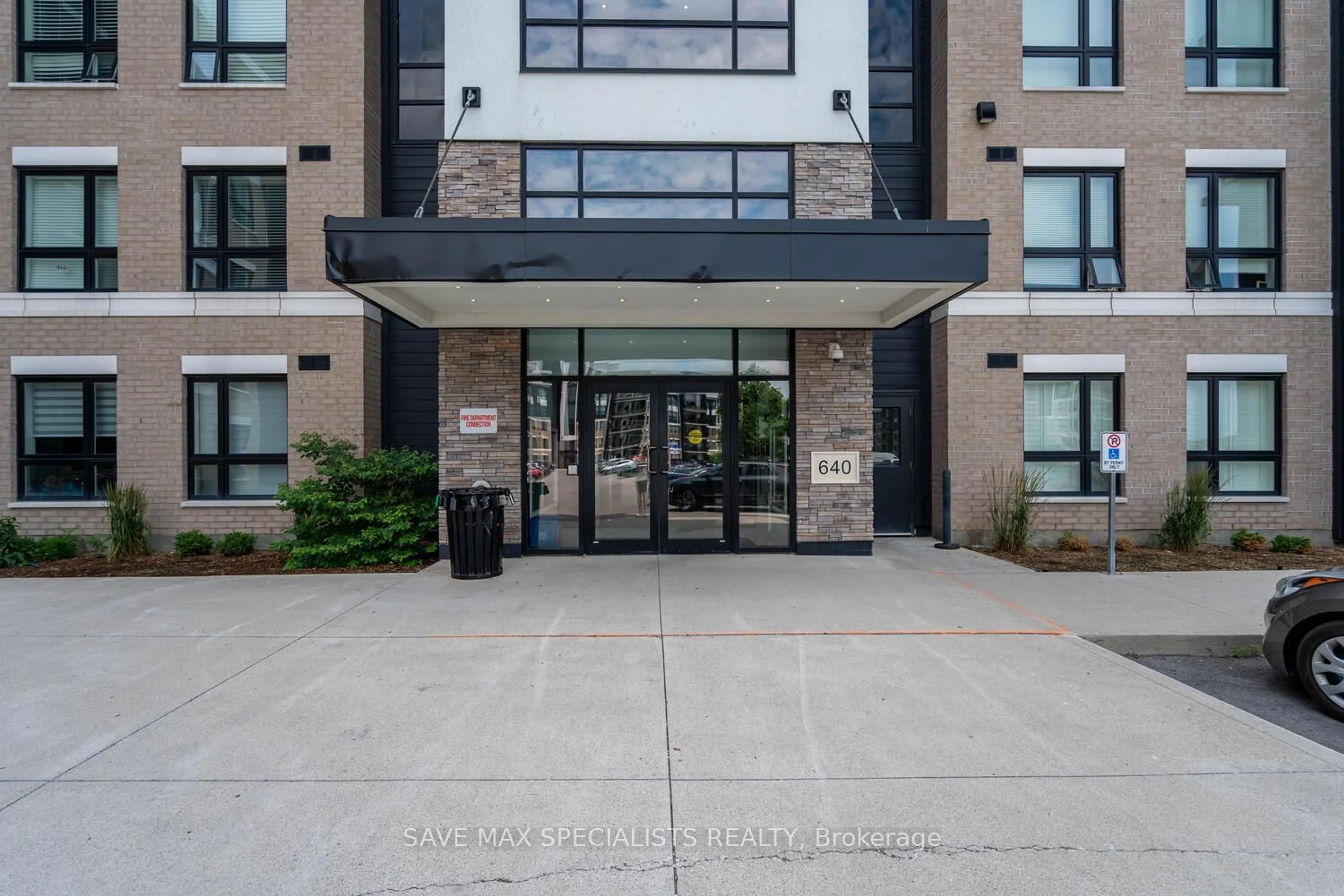 Indoor foyer for 640 Sauve St #422, Milton Ontario L9T 8M4