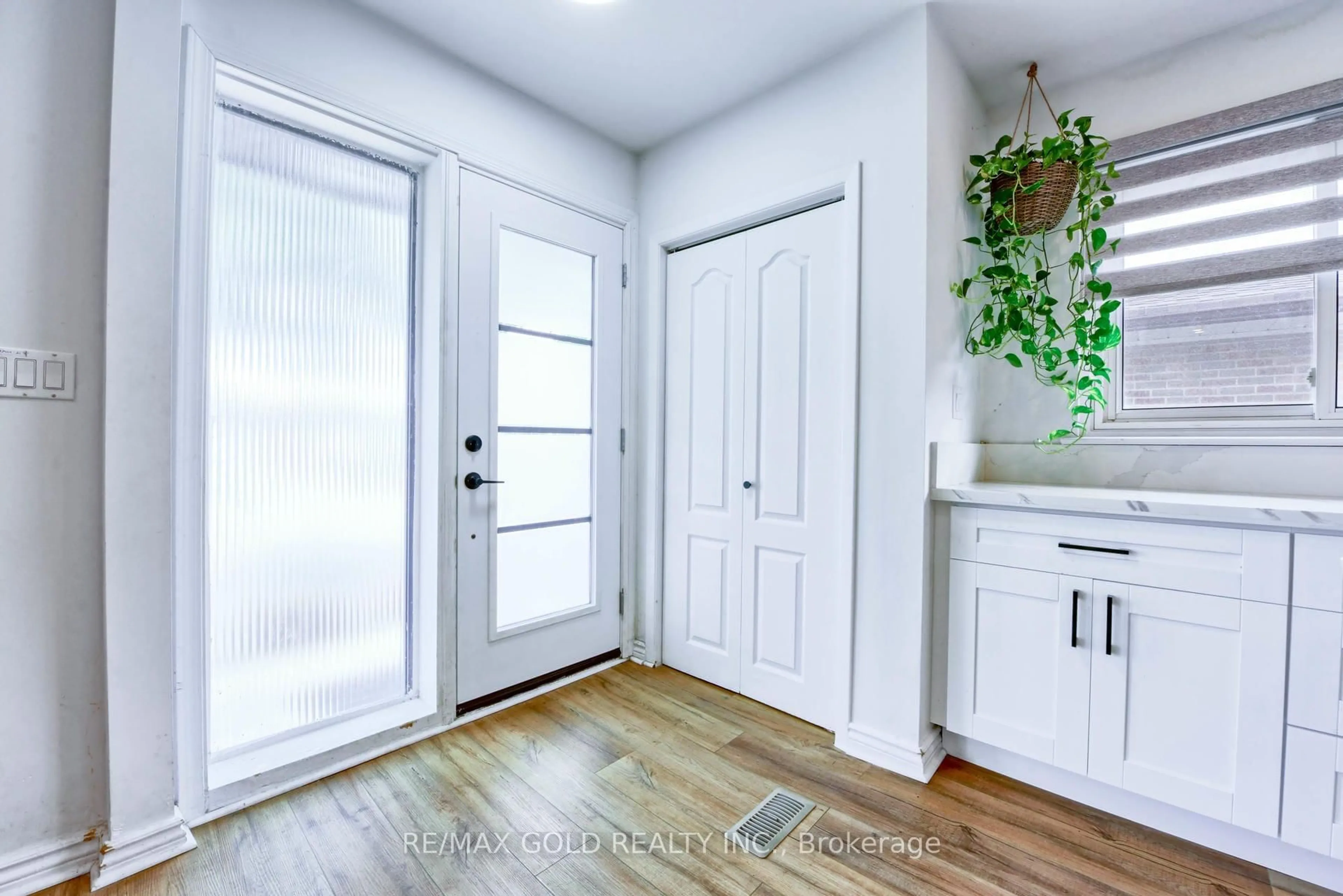 Indoor entryway for 70 Wilton Dr, Brampton Ontario L6W 3A1