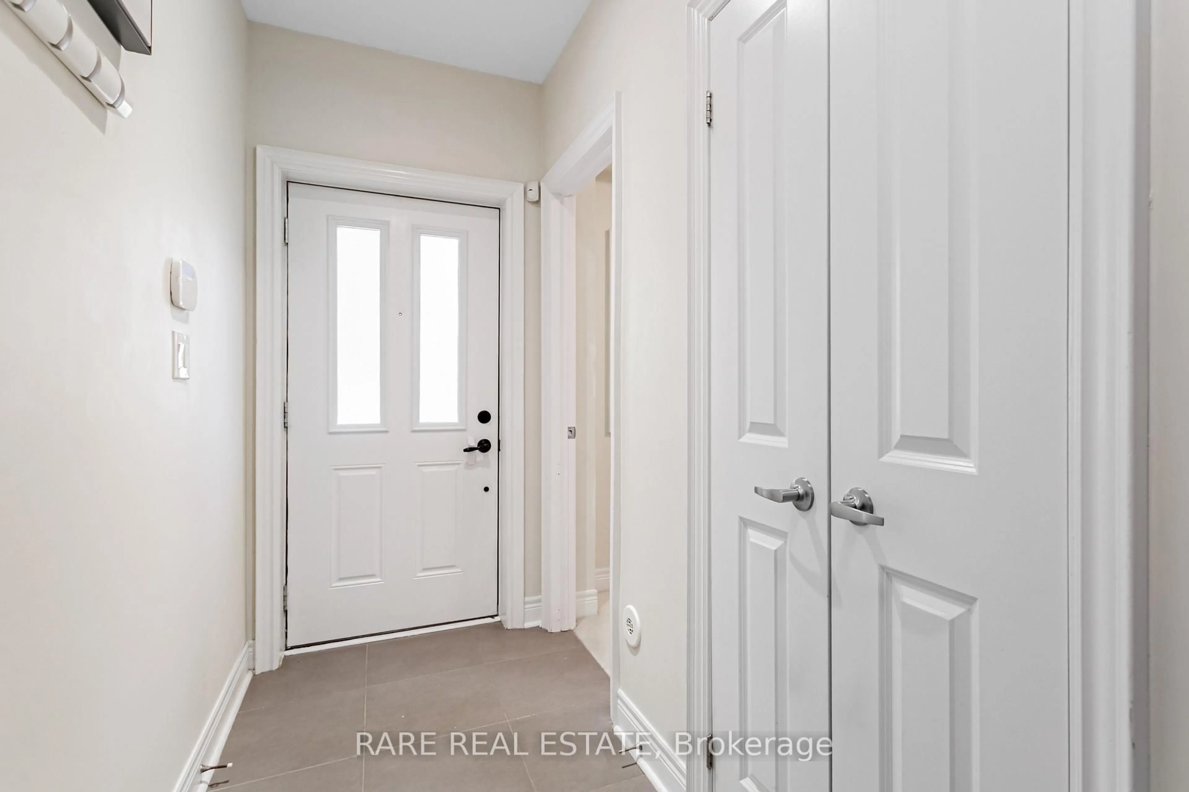 Indoor entryway for 1812 Burnhamthorpe Rd #114, Mississauga Ontario L4X 0A3