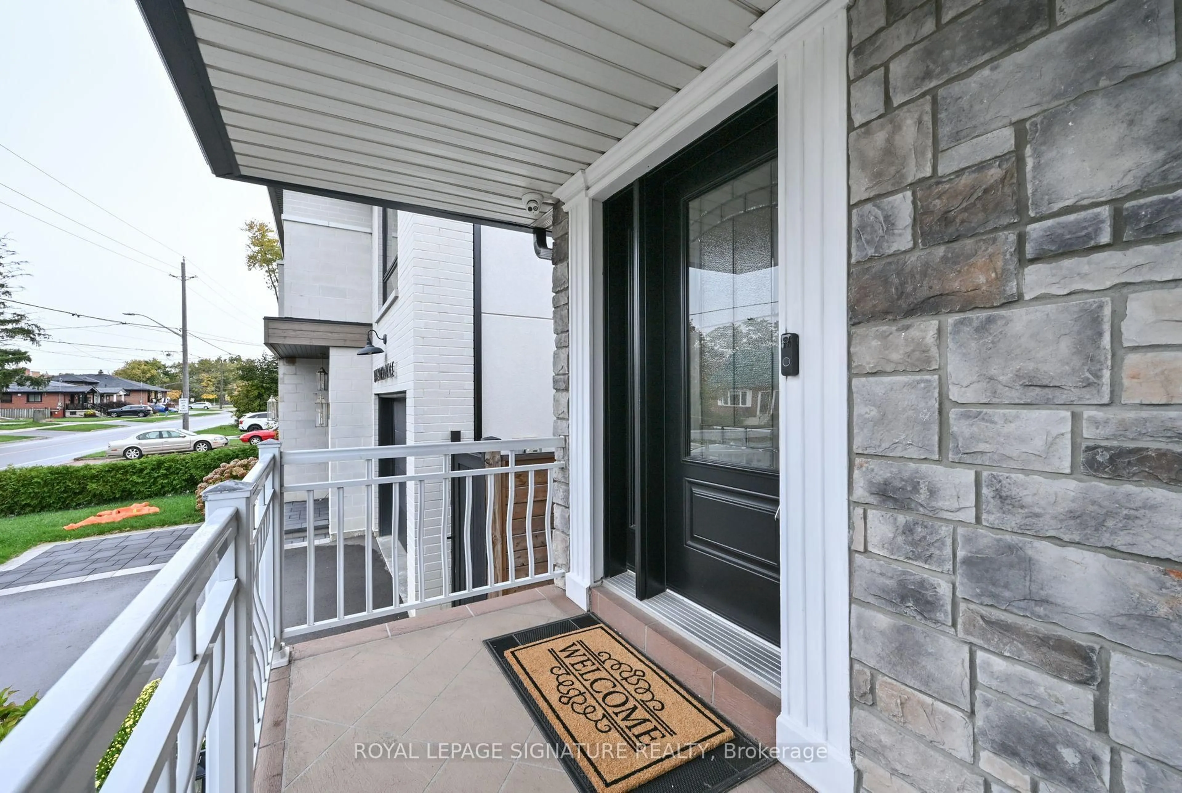 Indoor entryway for 1143 Alexandra Ave, Mississauga Ontario L5E 2A4