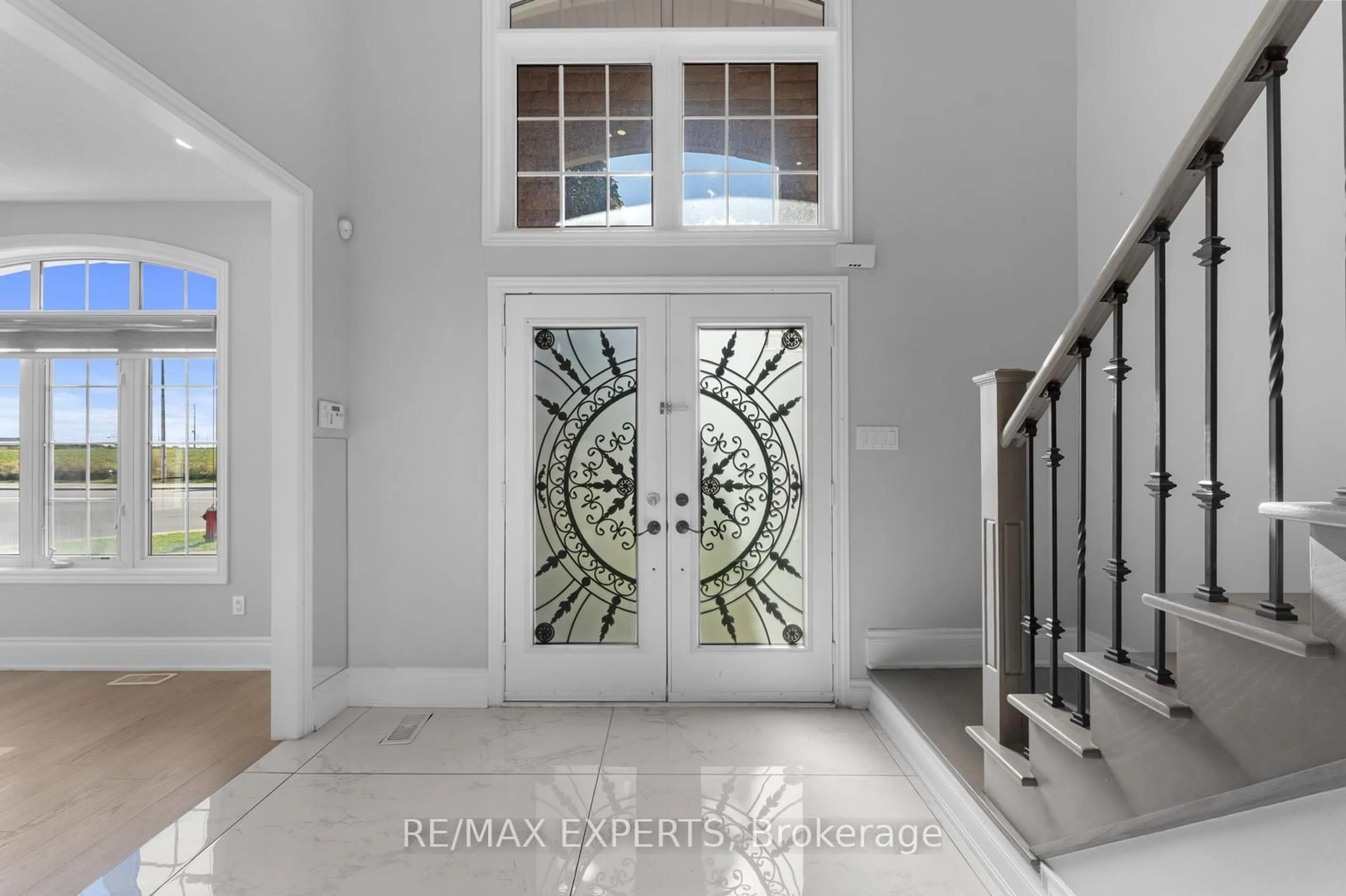 Indoor entryway for 8047 Financial Dr, Brampton Ontario L6Y 0M9
