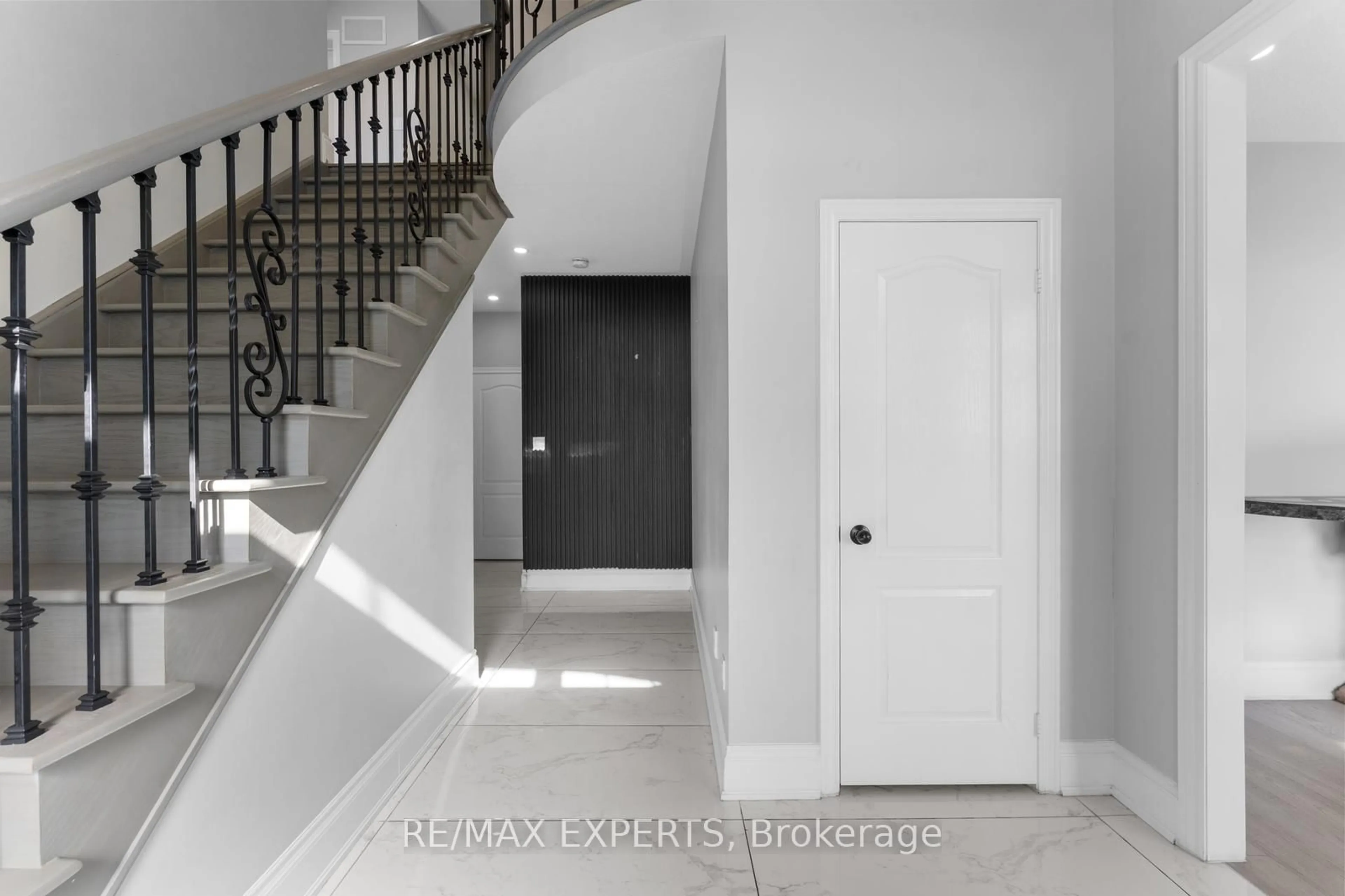 Indoor entryway for 8047 Financial Dr, Brampton Ontario L6Y 0M9