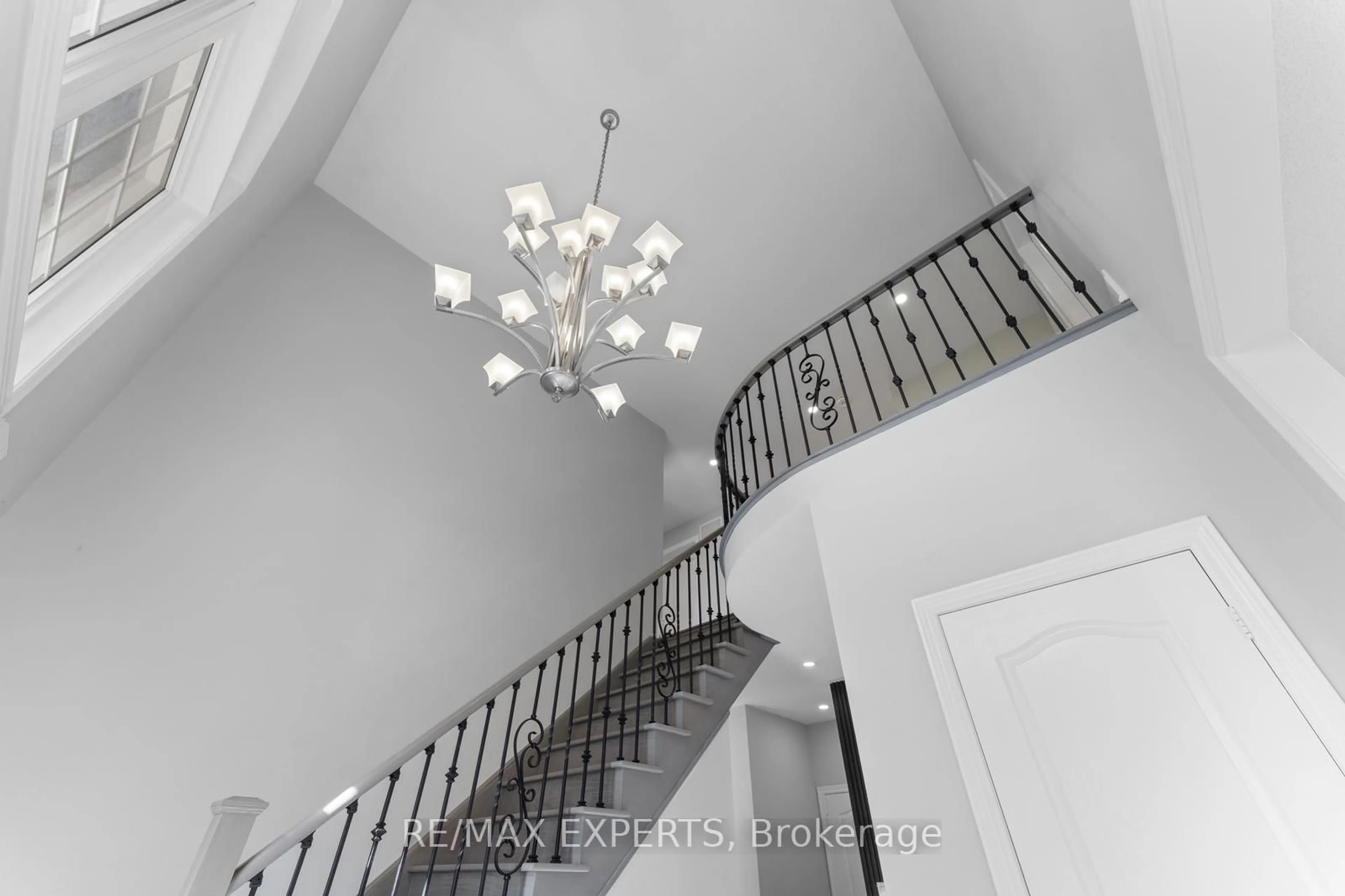 Indoor foyer for 8047 Financial Dr, Brampton Ontario L6Y 0M9