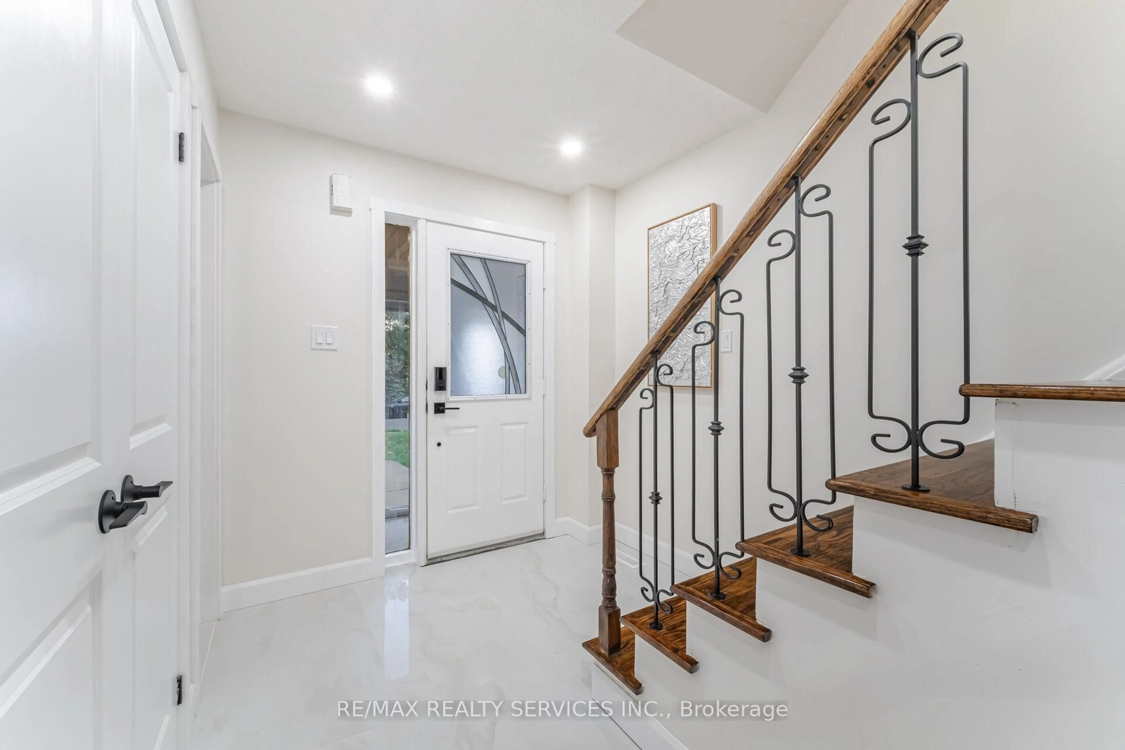 Indoor entryway for 96 Toba Cres, Brampton Ontario L6Z 4R8