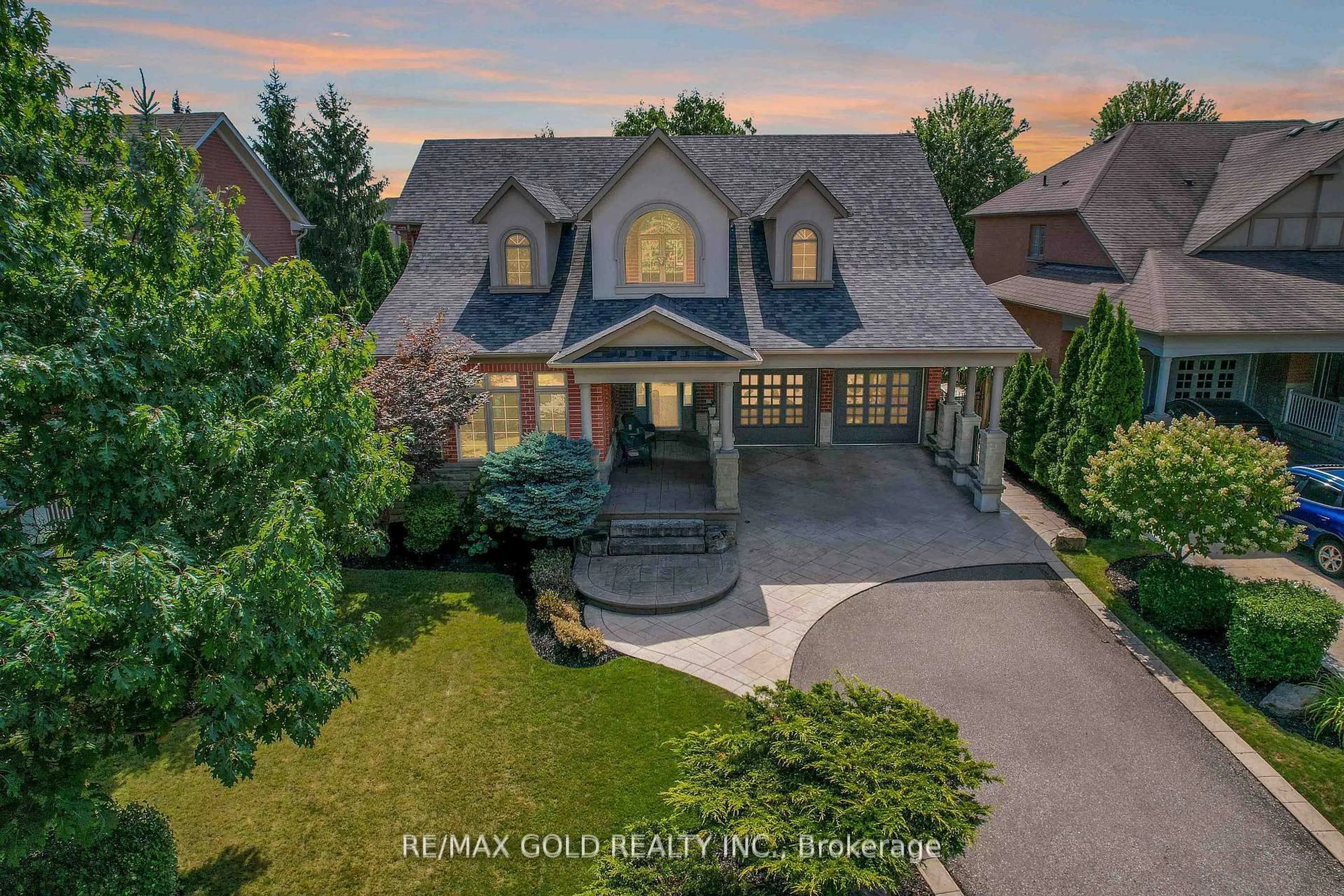 A pic from outside/outdoor area/front of a property/back of a property/a pic from drone, street for 1593 Hallstone Rd, Brampton Ontario L6Y 5K8
