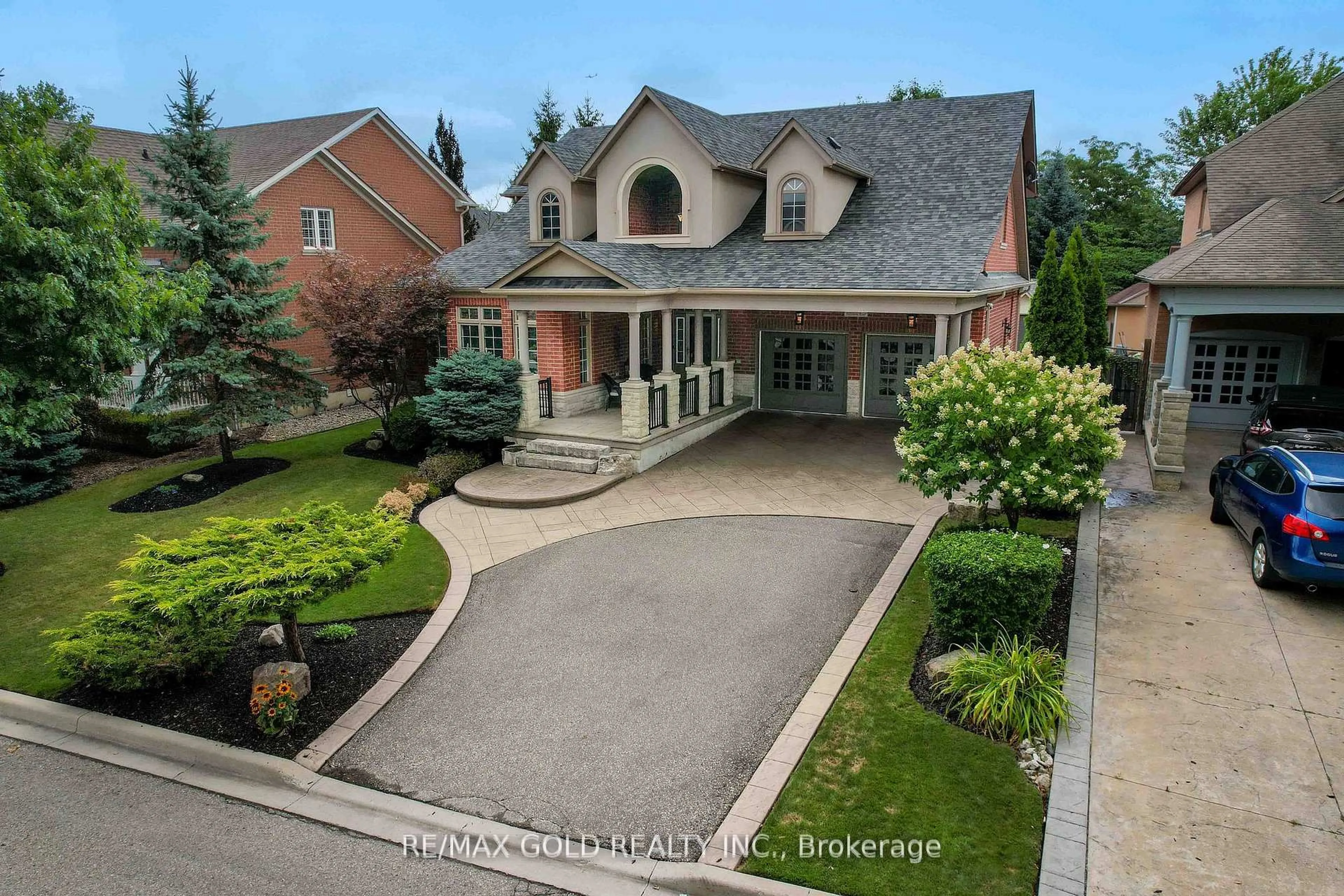 A pic from outside/outdoor area/front of a property/back of a property/a pic from drone, street for 1593 Hallstone Rd, Brampton Ontario L6Y 5K8