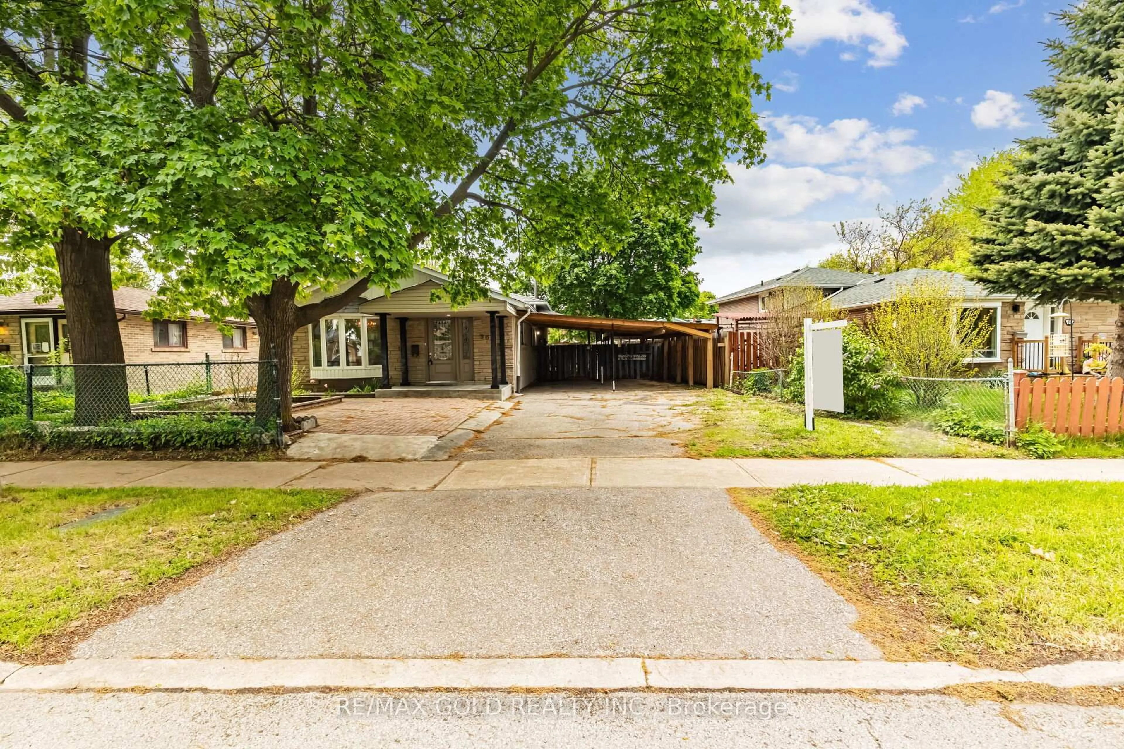 Home with brick exterior material, street for 86 Humberstone Cres, Brampton Ontario L7A 4C1