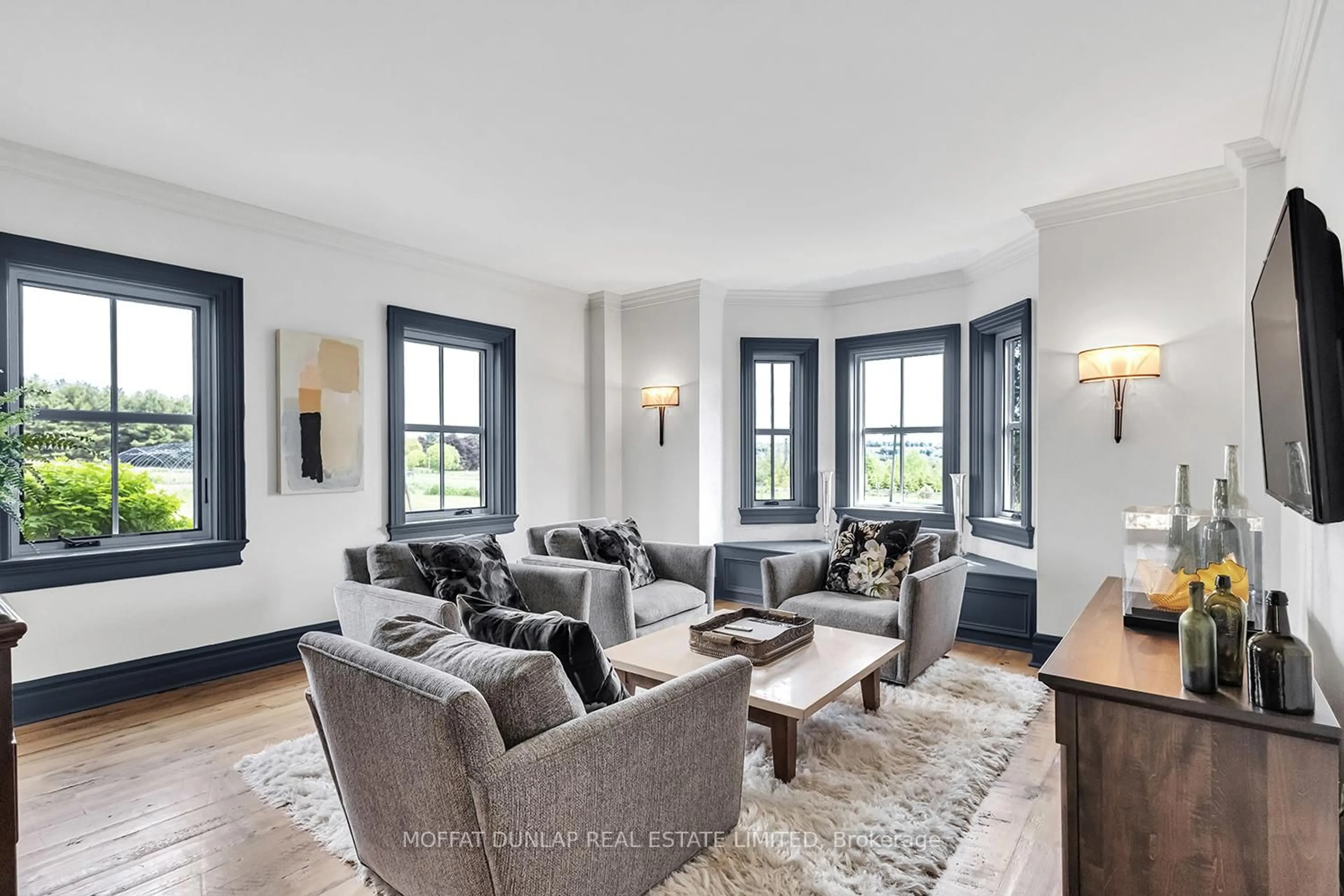 Living room with furniture, unknown for 2052 Highpoint Sdrd, Caledon Ontario L7K 0H9