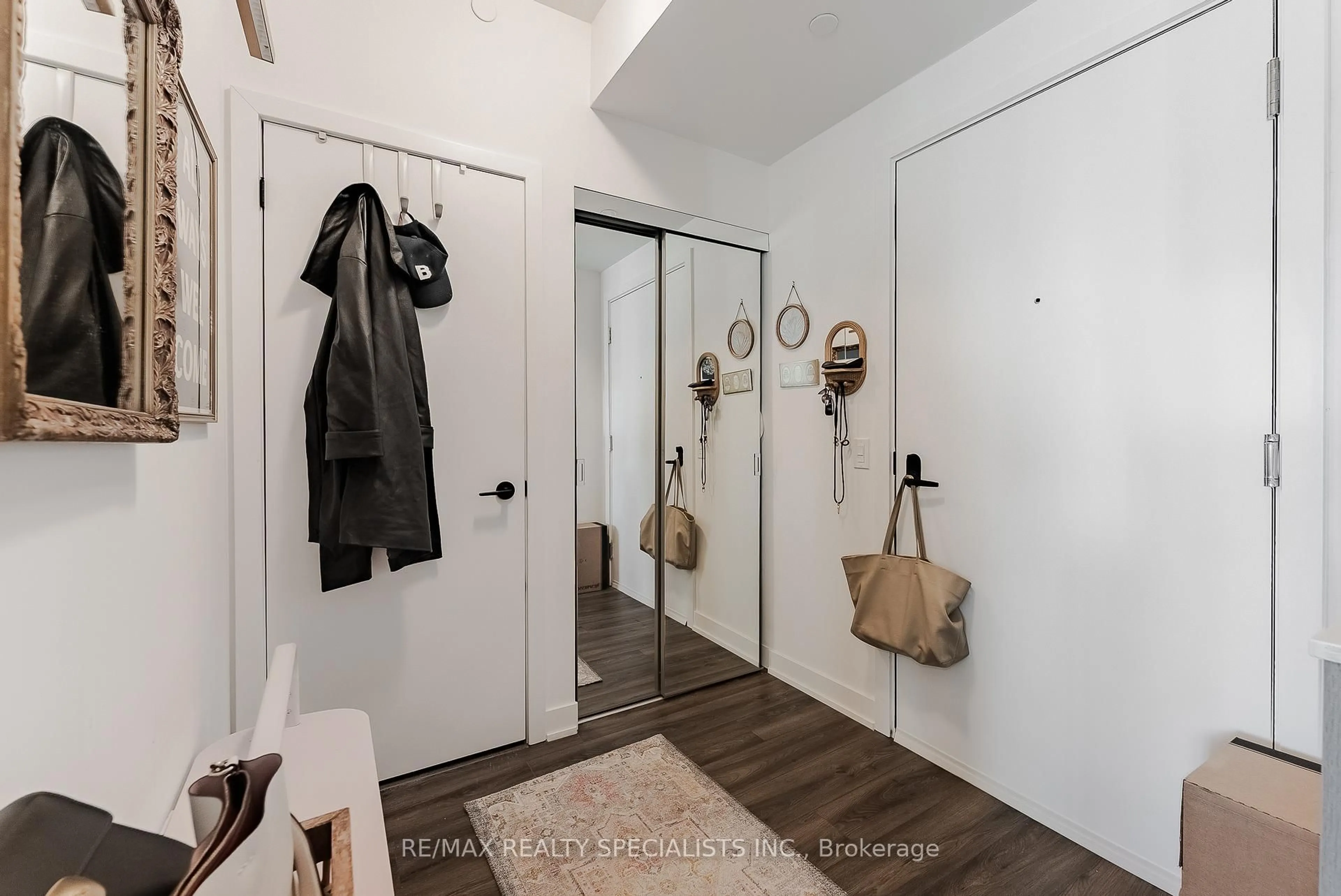 Indoor entryway for 22 Missinnihe Way #1007, Mississauga Ontario L5H 0A9