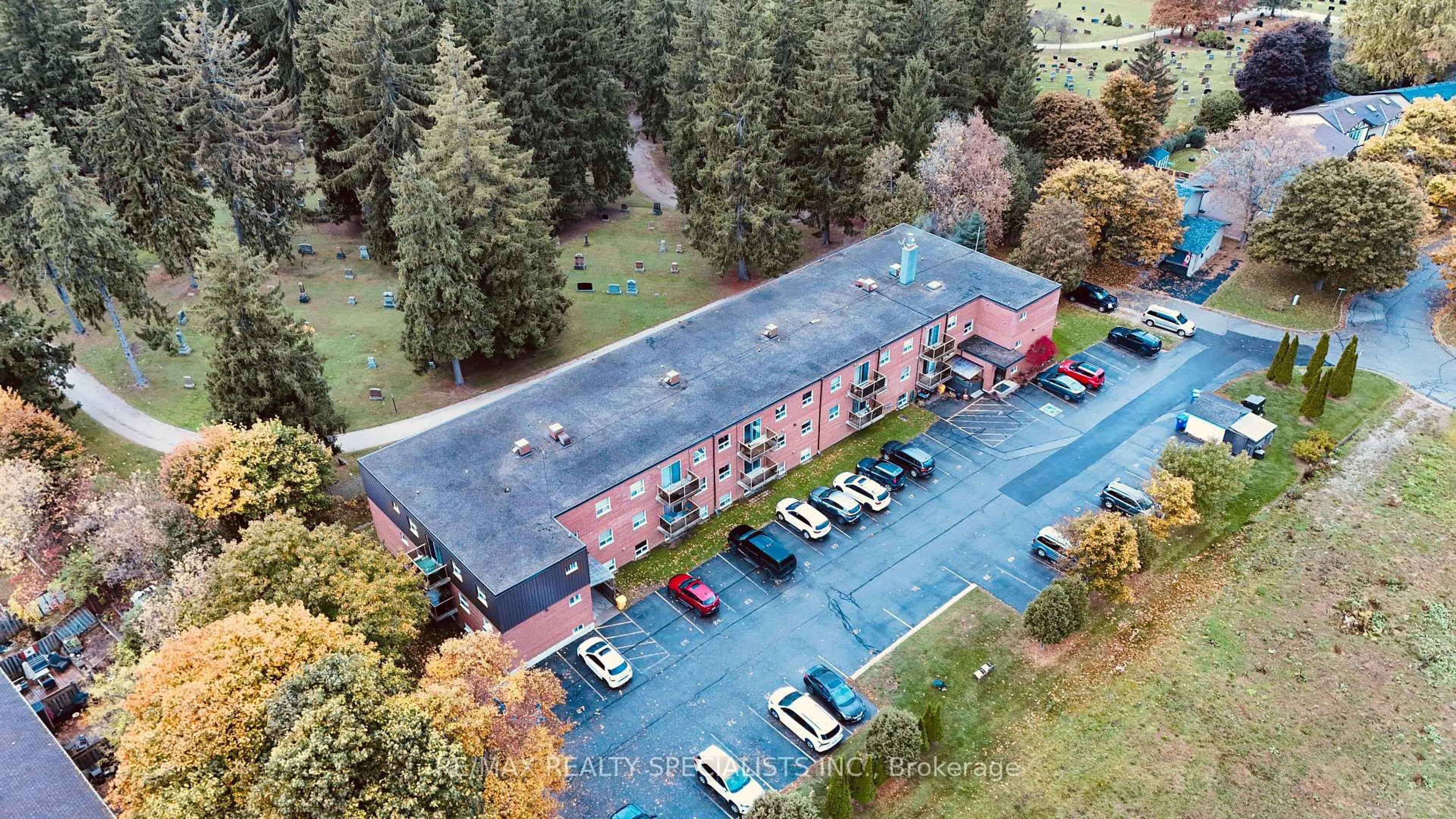 A pic from outside/outdoor area/front of a property/back of a property/a pic from drone, building for 24 Ransom St #306, Halton Hills Ontario L7J 1R9