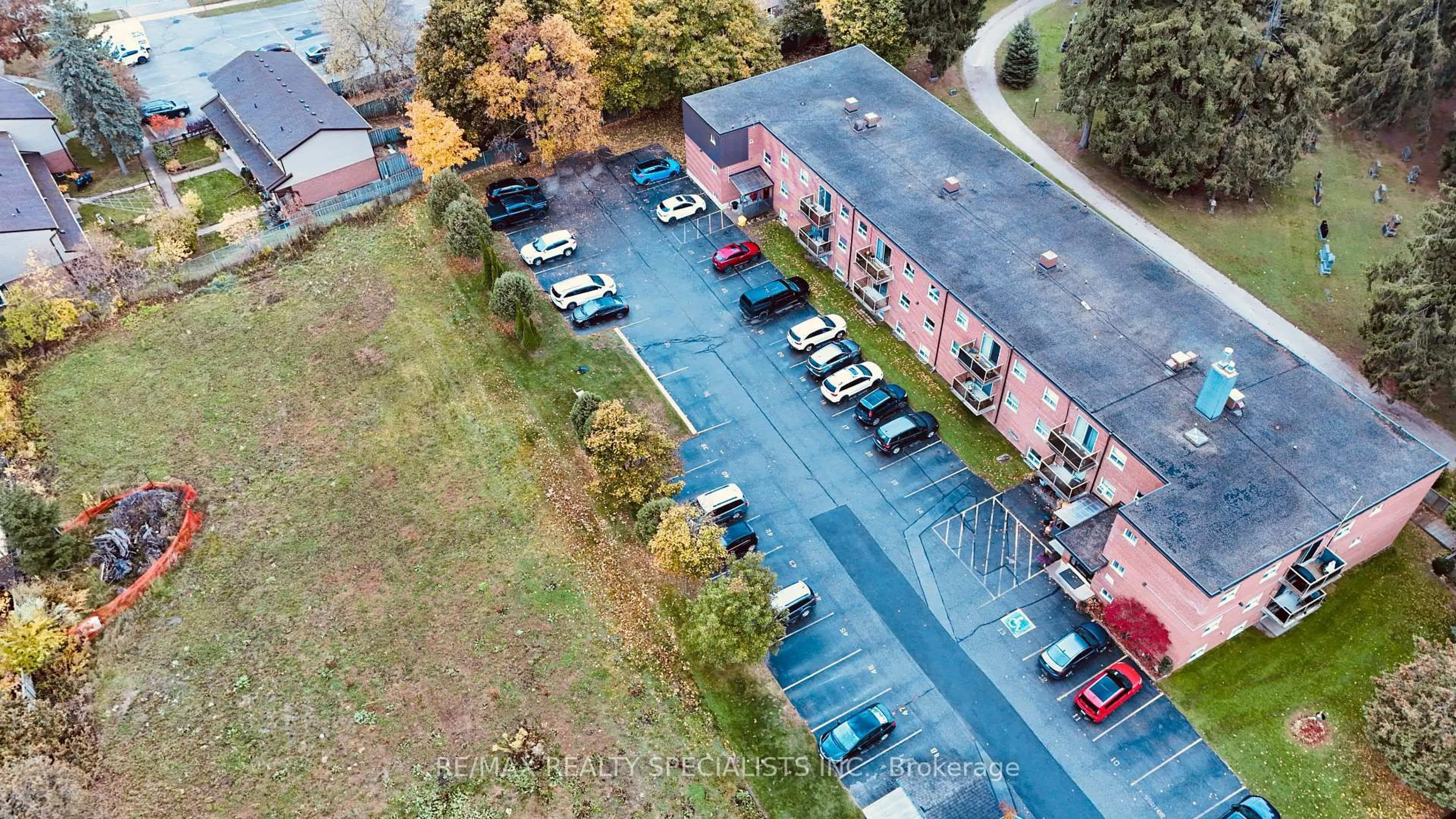 A pic from outside/outdoor area/front of a property/back of a property/a pic from drone, unknown for 24 Ransom St #306, Halton Hills Ontario L7J 1R9