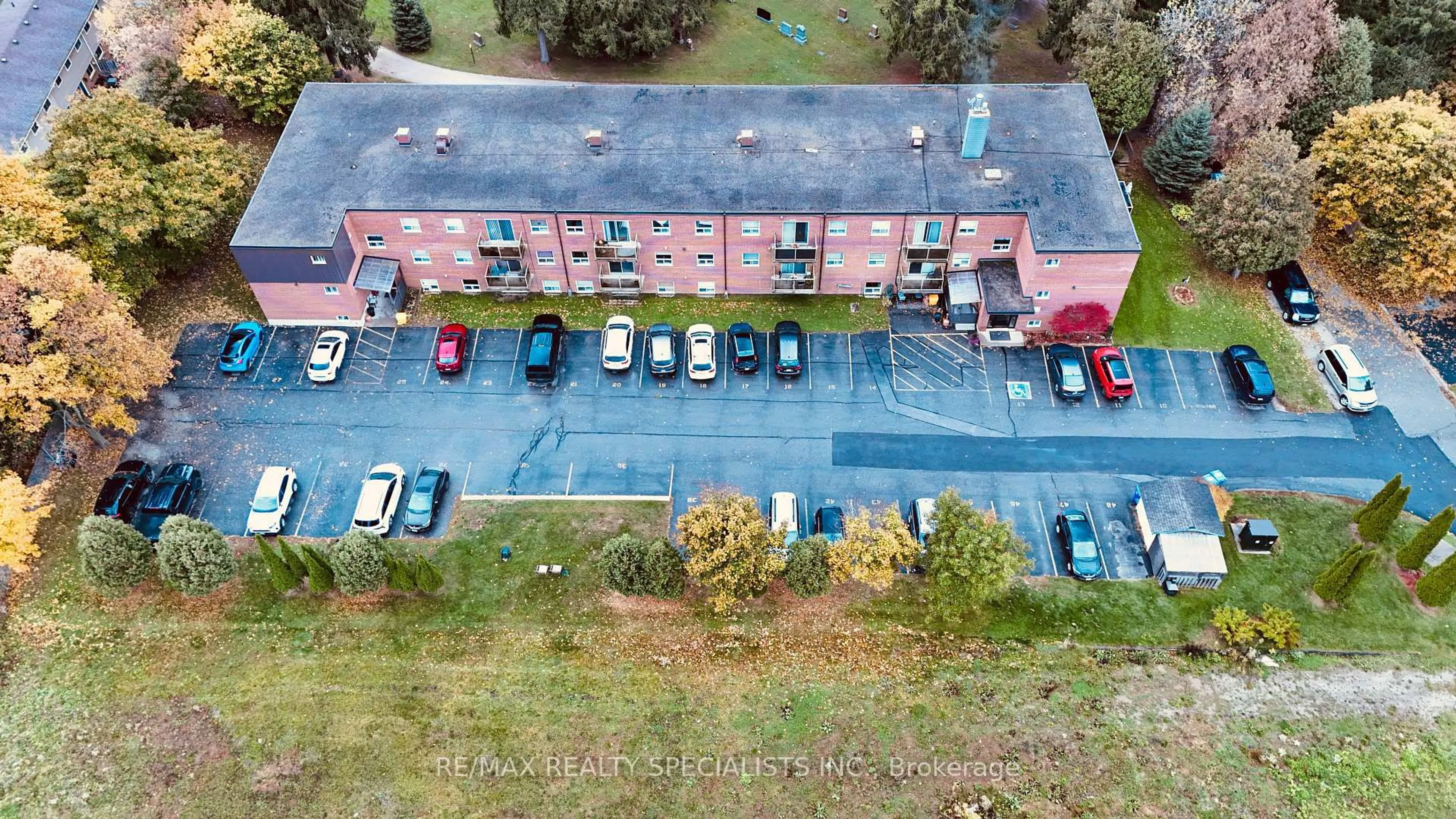 A pic from outside/outdoor area/front of a property/back of a property/a pic from drone, building for 24 Ransom St #306, Halton Hills Ontario L7J 1R9