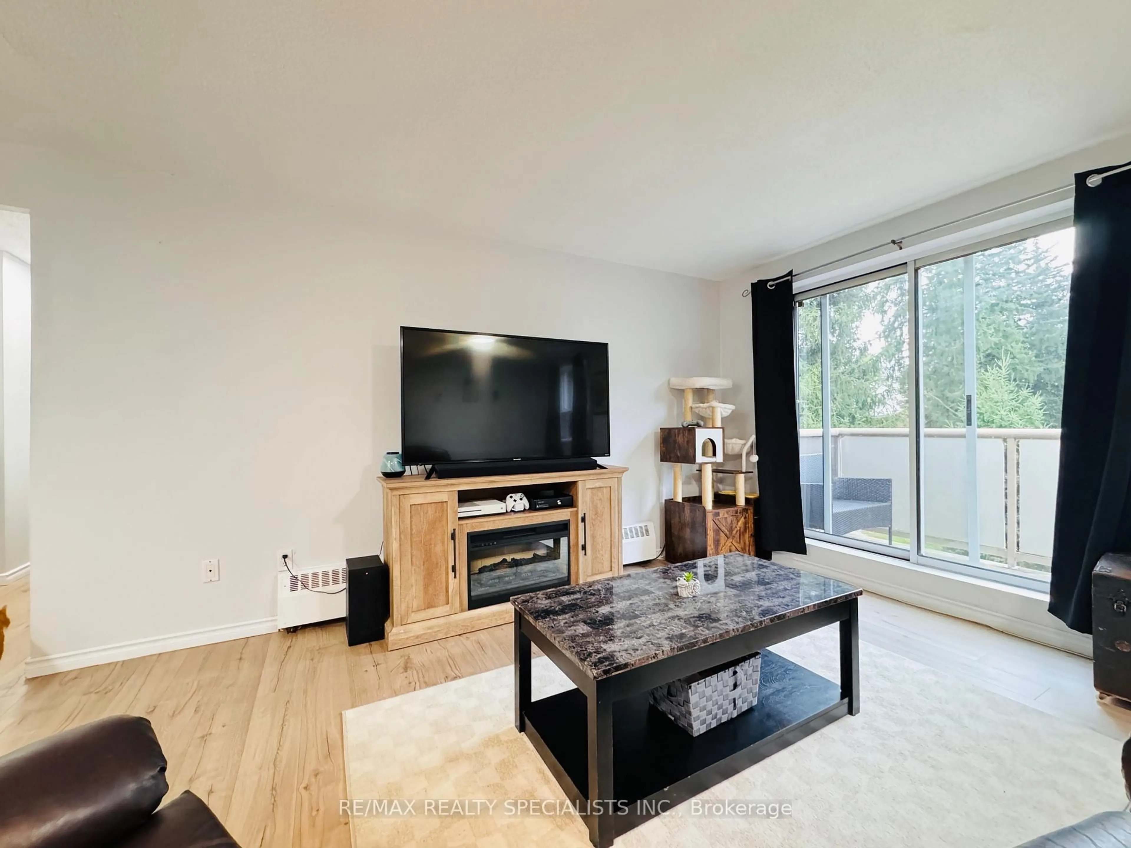 Living room with furniture, wood/laminate floor for 24 Ransom St #306, Halton Hills Ontario L7J 1R9