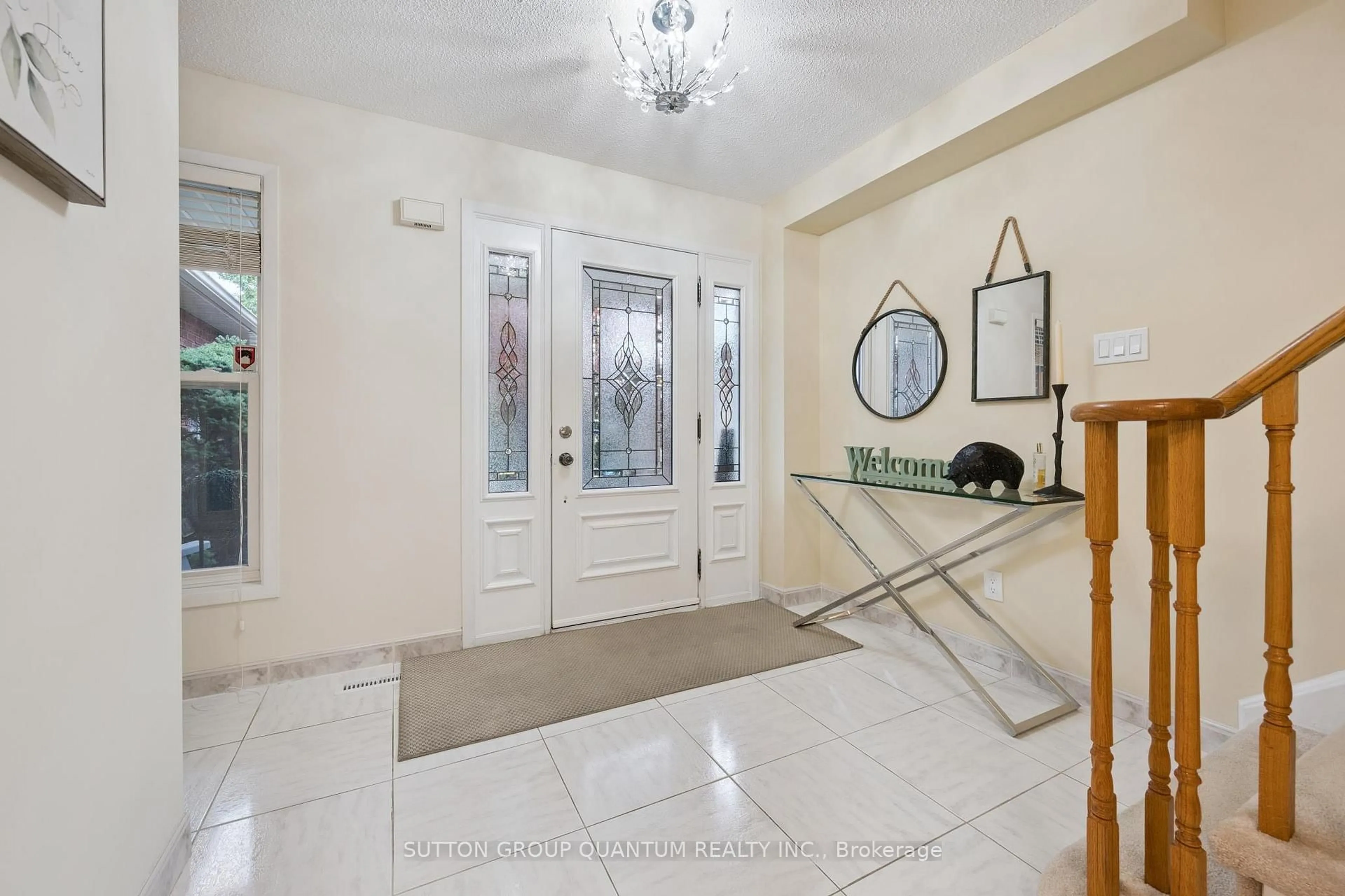 Indoor entryway for 467 Petawawa Cres, Mississauga Ontario L4Z 2N1