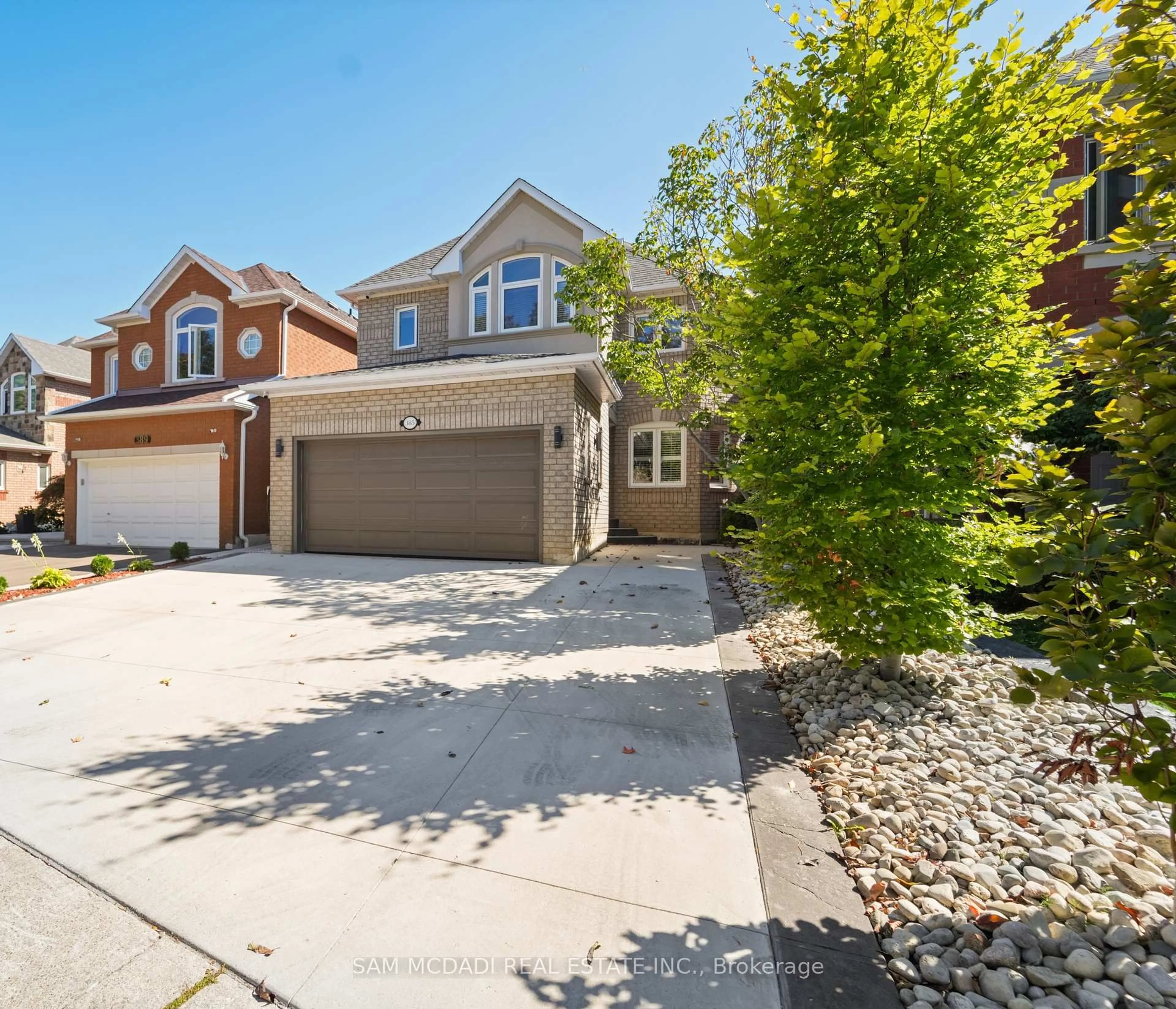 A pic from outside/outdoor area/front of a property/back of a property/a pic from drone, street for 385 Turnberry Cres, Mississauga Ontario L4Z 3W3