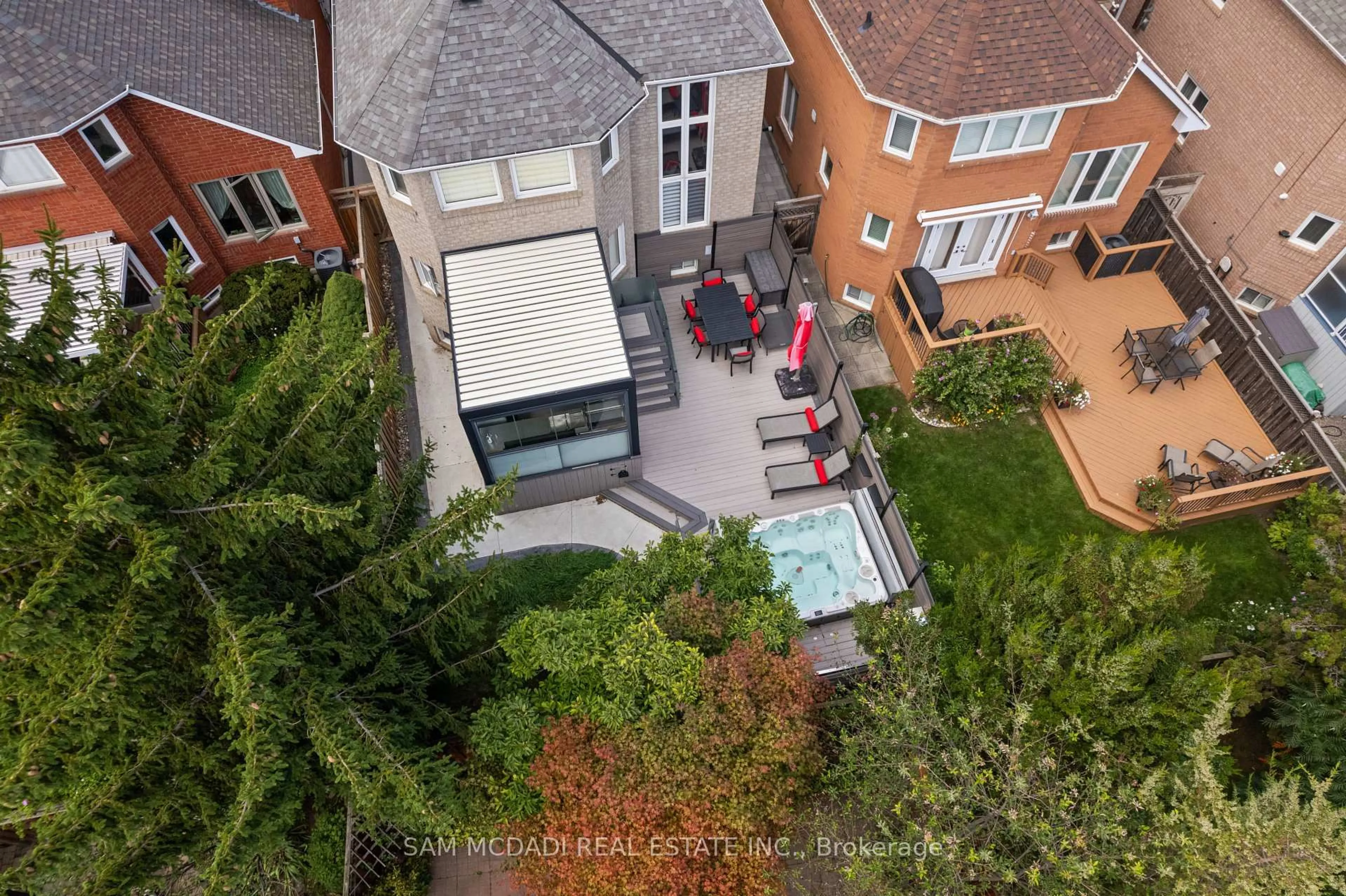 A pic from outside/outdoor area/front of a property/back of a property/a pic from drone, city buildings view from balcony for 385 Turnberry Cres, Mississauga Ontario L4Z 3W3