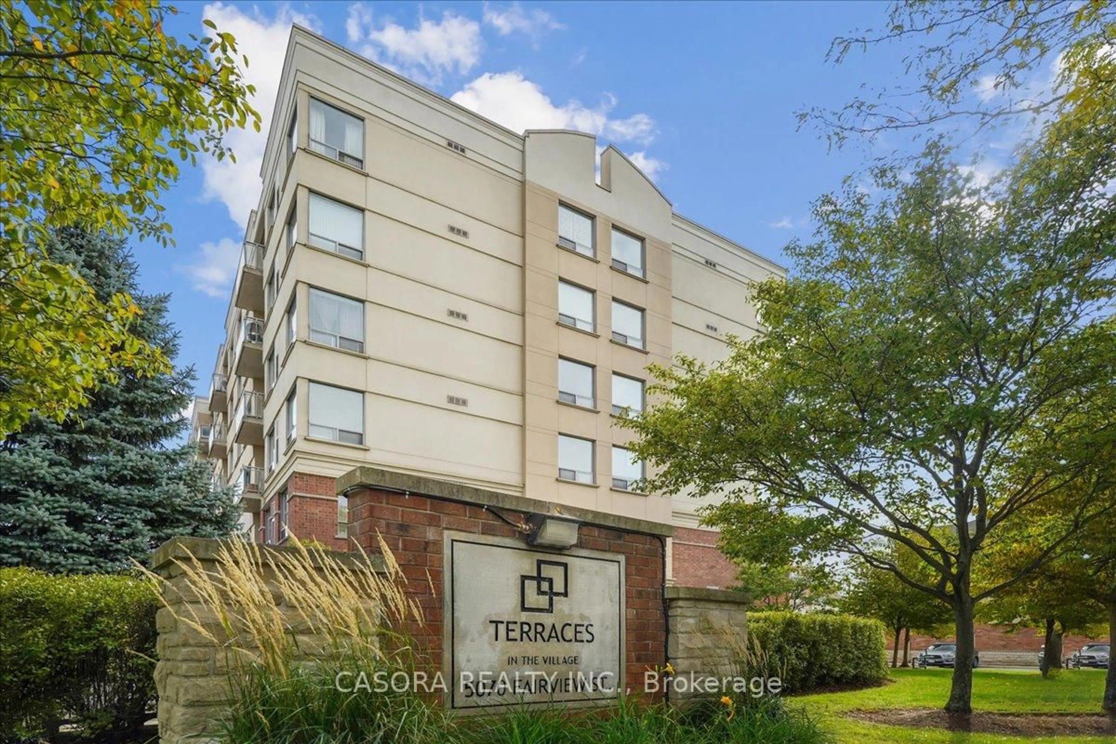 Indoor foyer for 5070 FAIRVIEW St #102, Burlington Ontario L7L 0B8