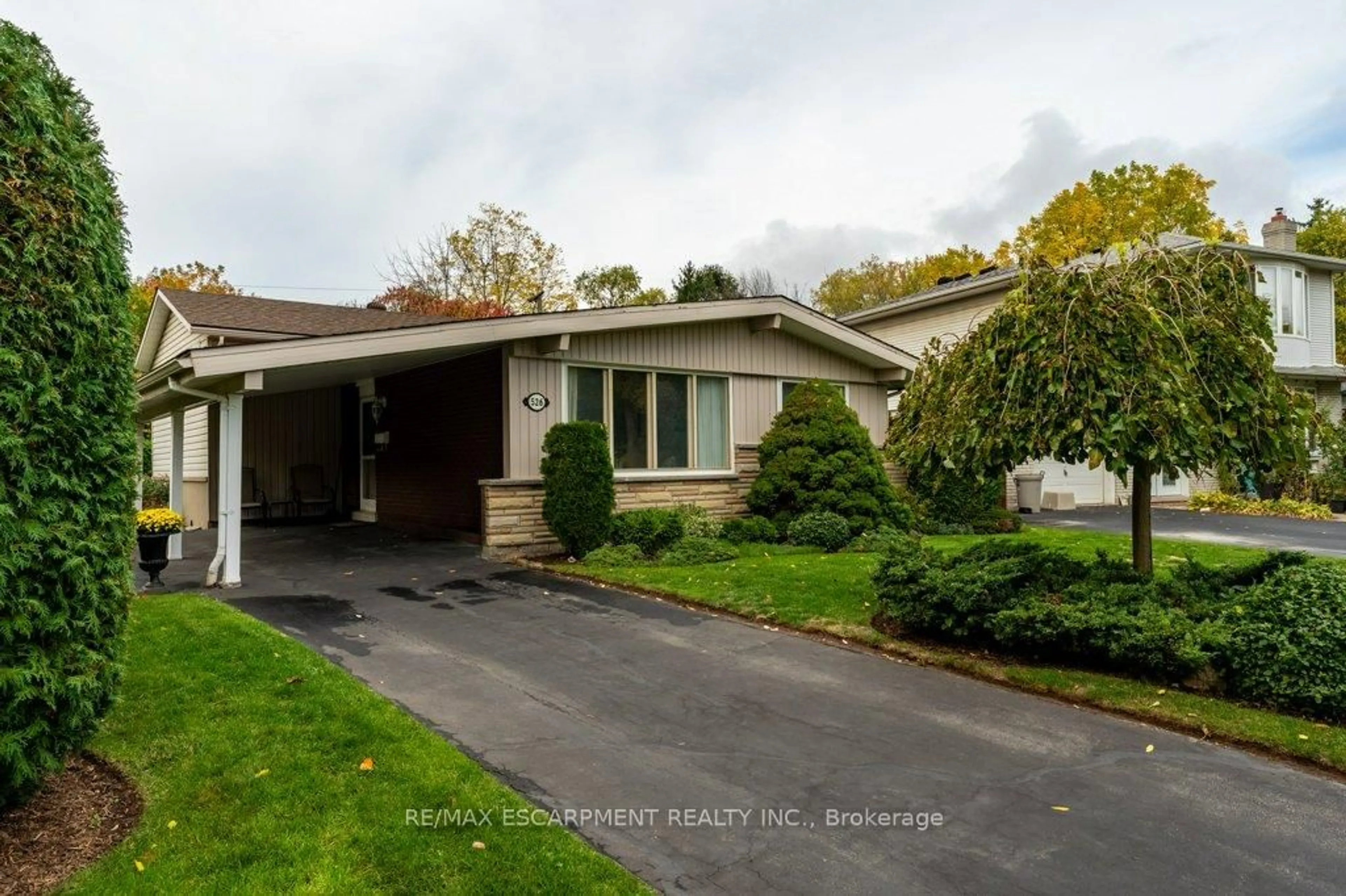 Home with vinyl exterior material, street for 526 Elwood Rd, Burlington Ontario L7N 3C7