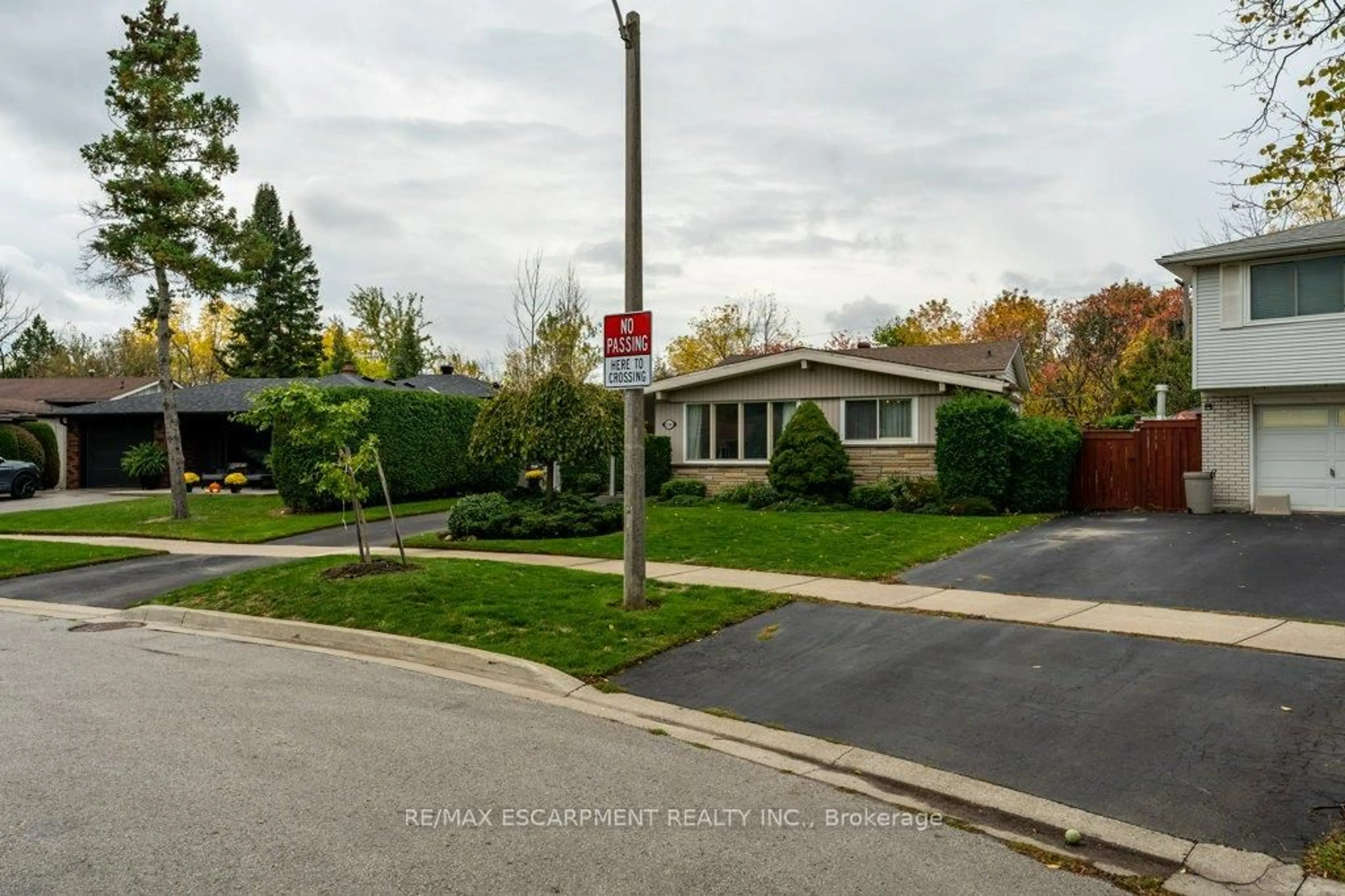 A pic from outside/outdoor area/front of a property/back of a property/a pic from drone, street for 526 Elwood Rd, Burlington Ontario L7N 3C7