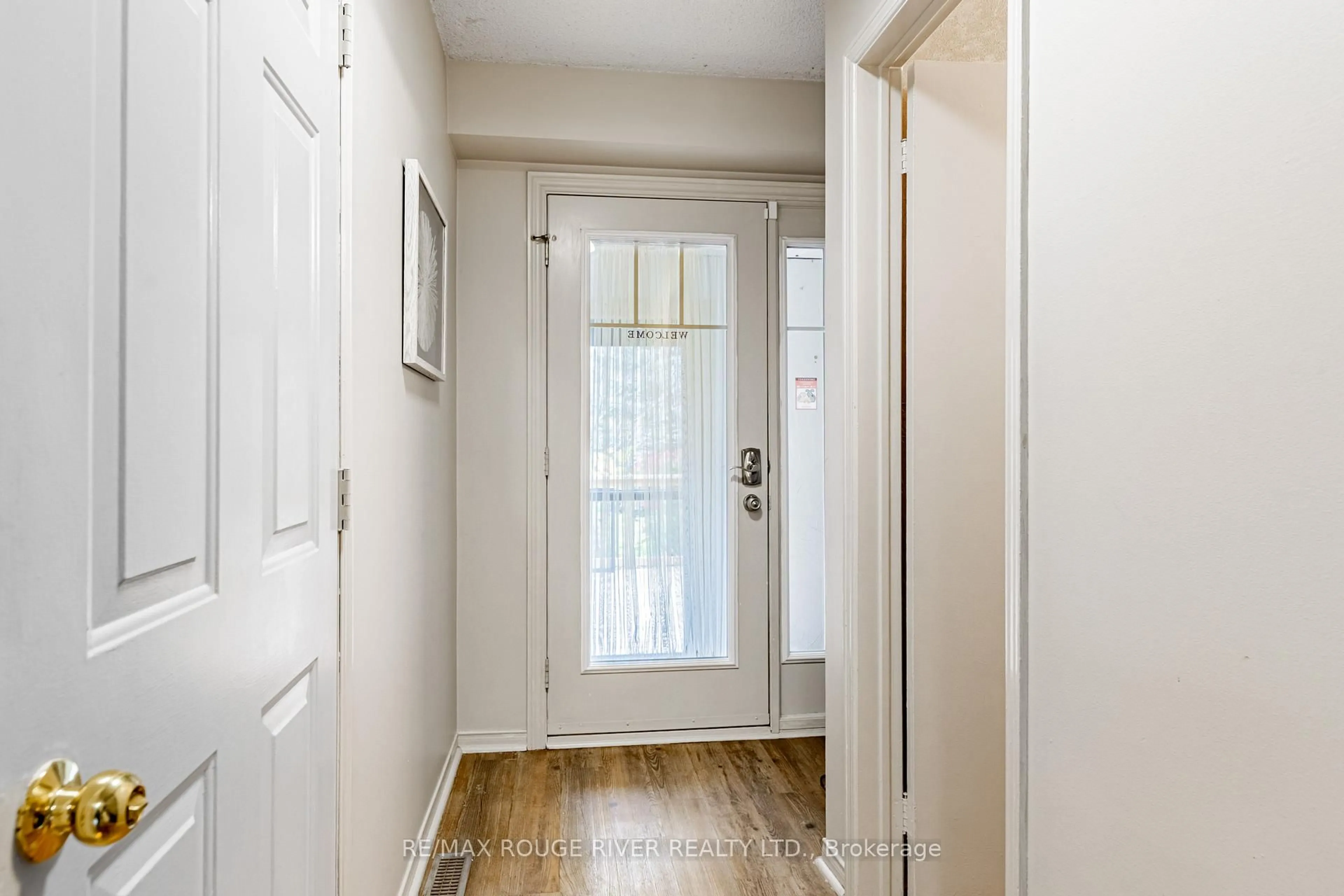 Indoor entryway for 100 Lakeview Crt, Orangeville Ontario L9W 4P3