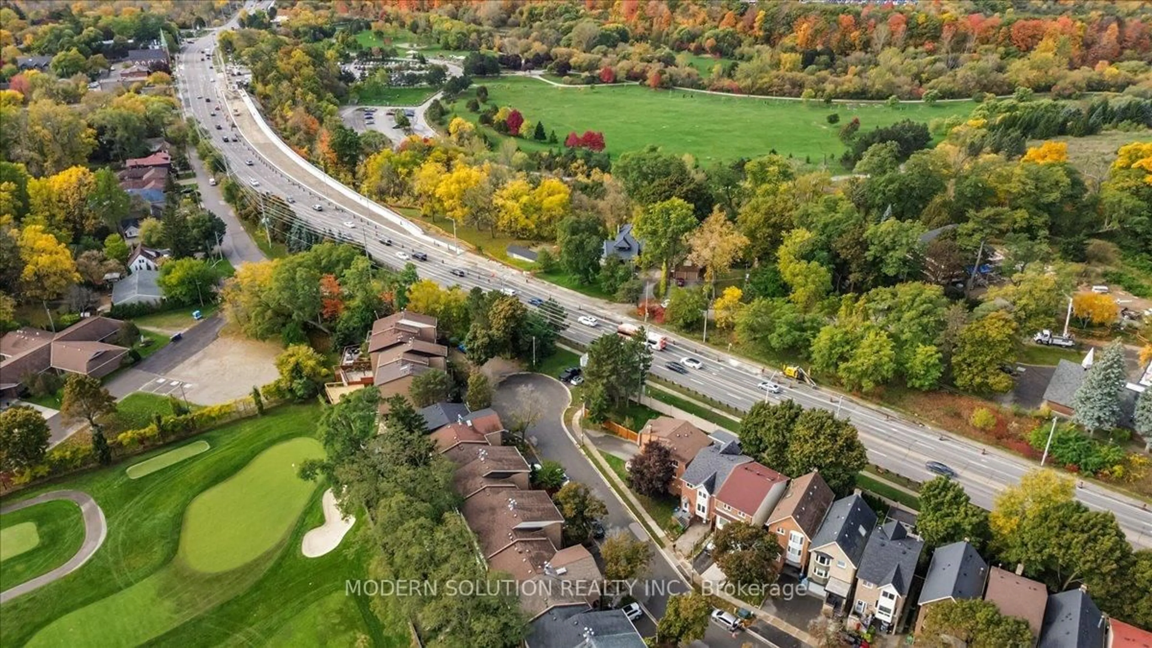 A pic from outside/outdoor area/front of a property/back of a property/a pic from drone, street for 1464 Credit Woodlands Crt, Mississauga Ontario L5C 3J5