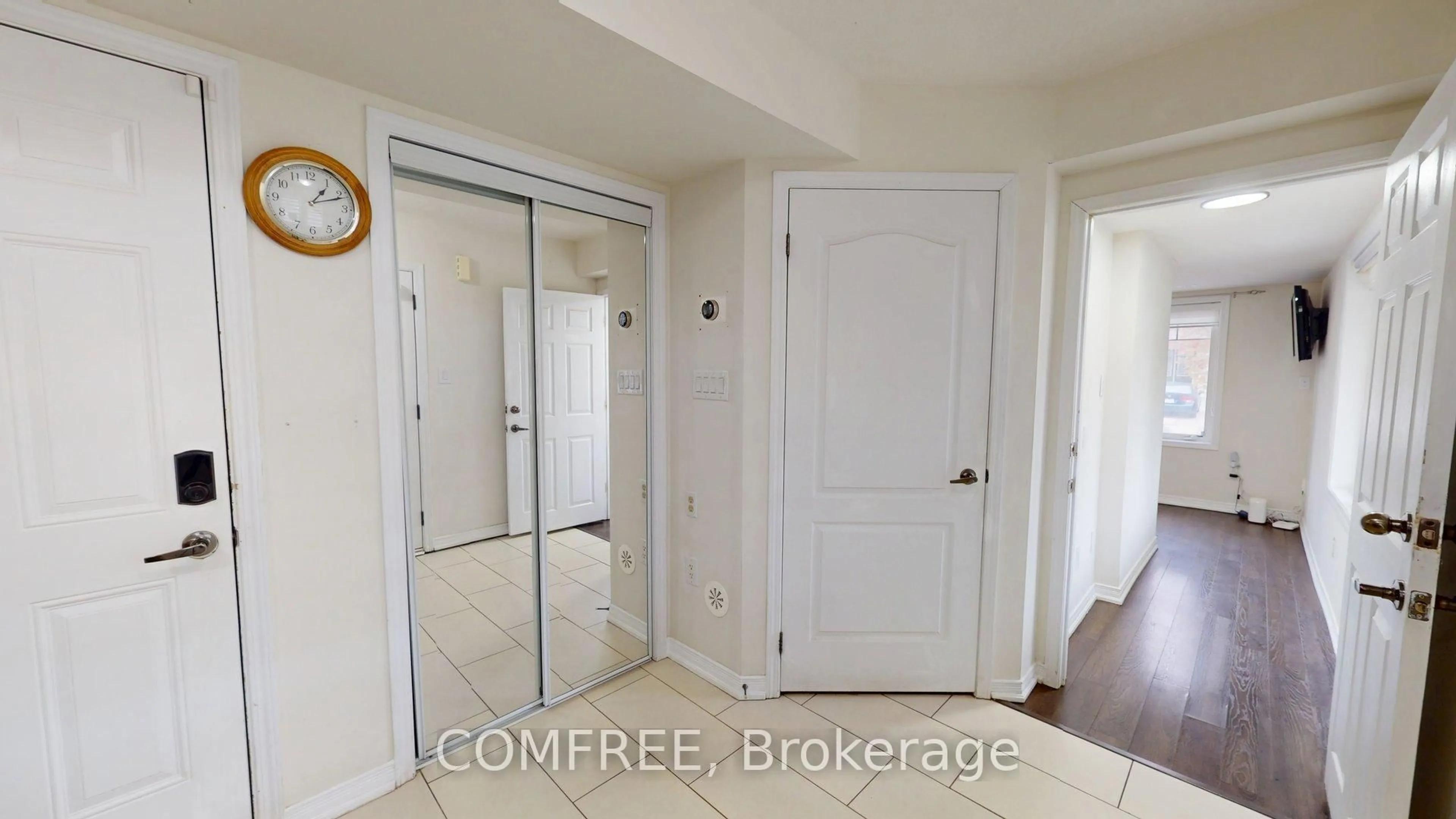Indoor entryway for 49 Golden Springs Dr, Brampton Ontario L7A 0C7