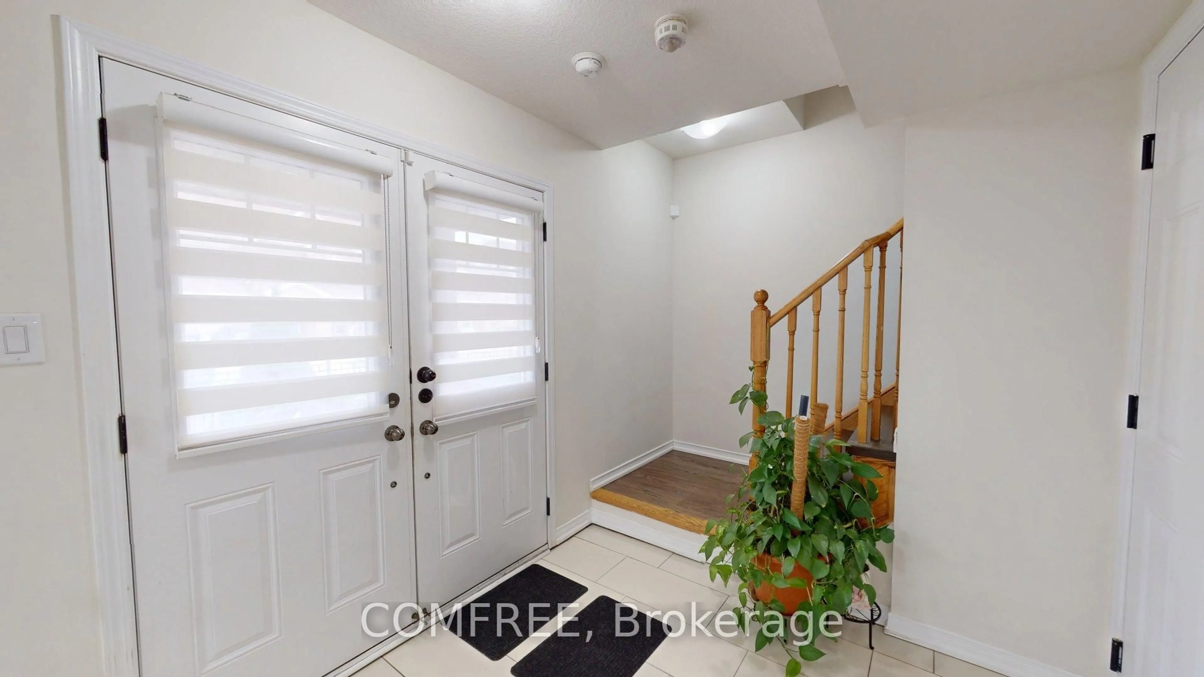 Indoor entryway for 49 Golden Springs Dr, Brampton Ontario L7A 0C7