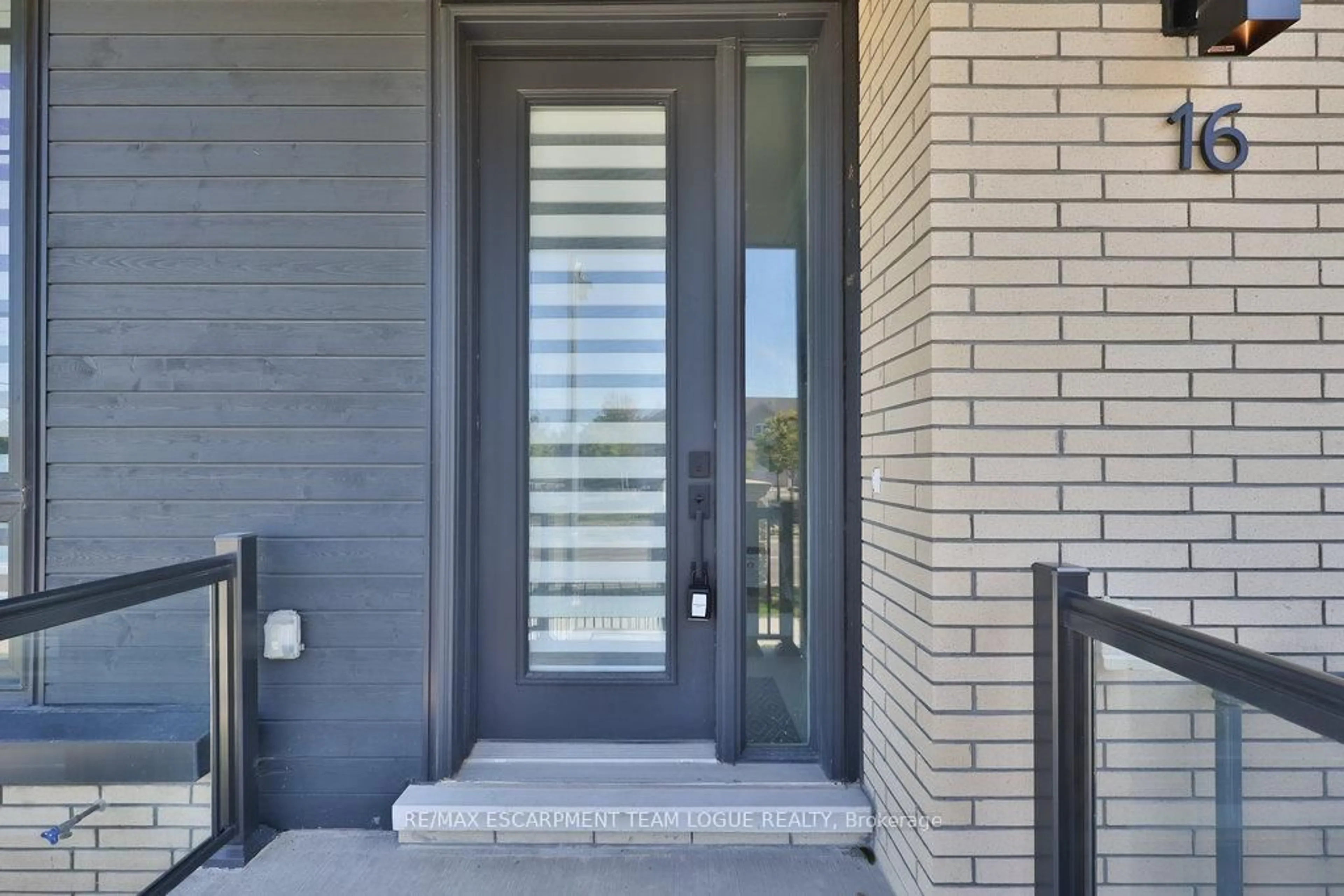 Indoor entryway for 2273 Turnberry Rd #16, Burlington Ontario L7M 2B2