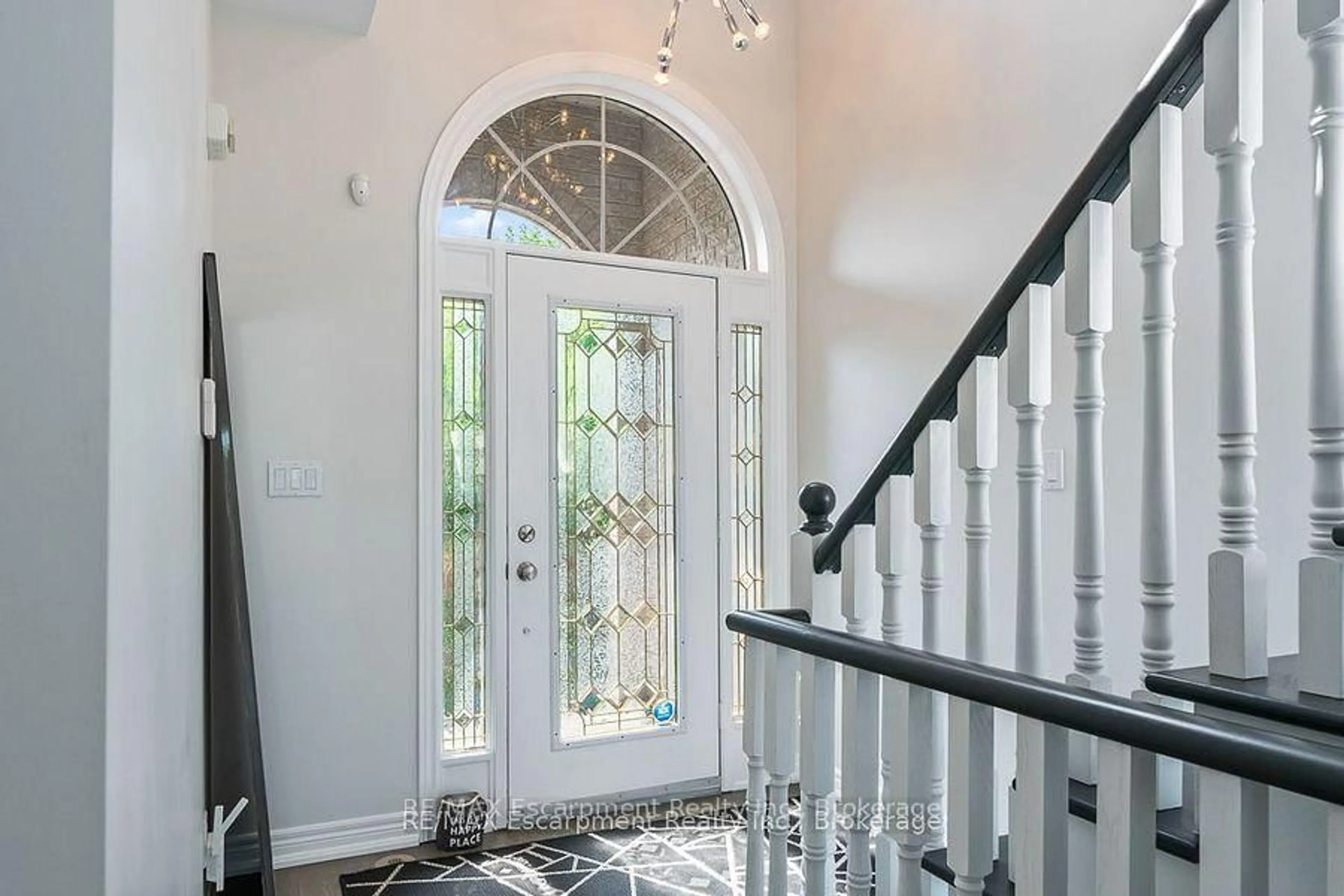 Indoor entryway for 2357 Woodfield Rd, Oakville Ontario L6H 6Y6
