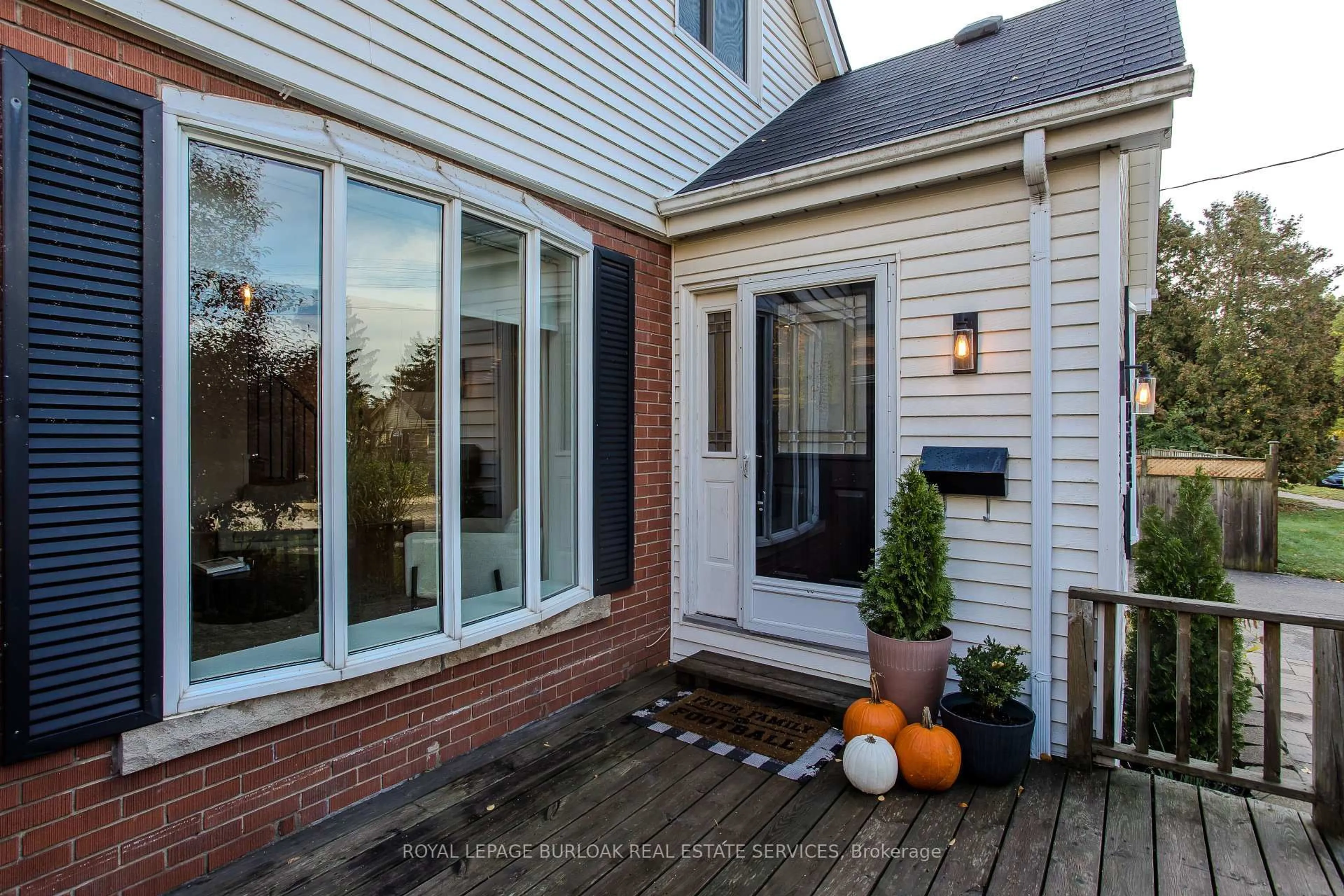 Home with brick exterior material, street for 333 St Paul St, Burlington Ontario L7R 3K2